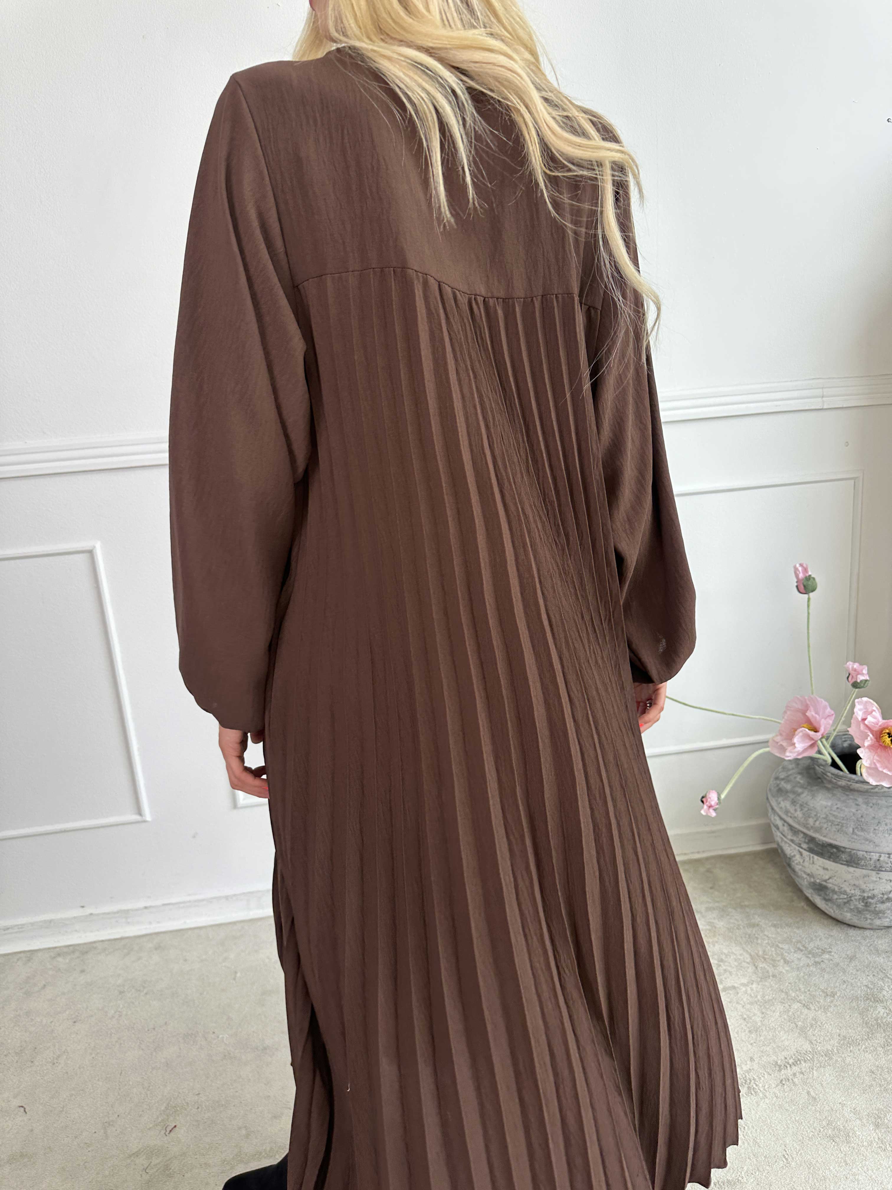 Nancy Long Sleeve - Lang kjole med plisseringer og lommer