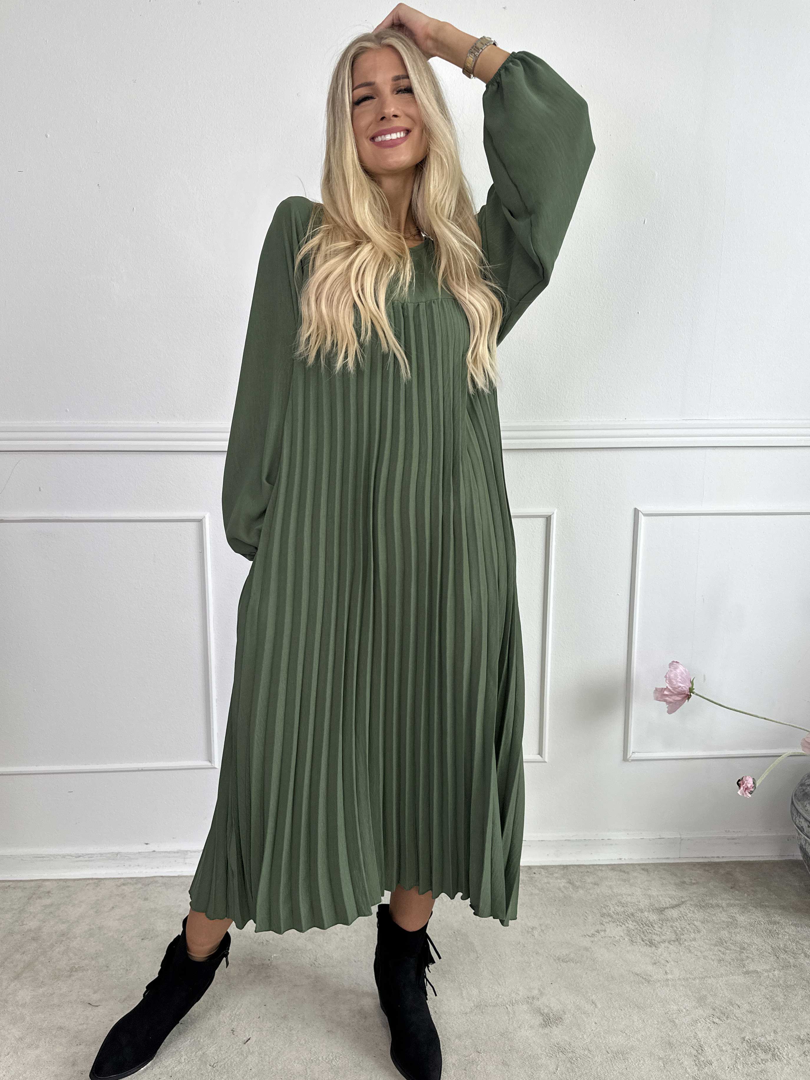 Nancy Long Sleeve - Lang kjole med plisseringer og lommer