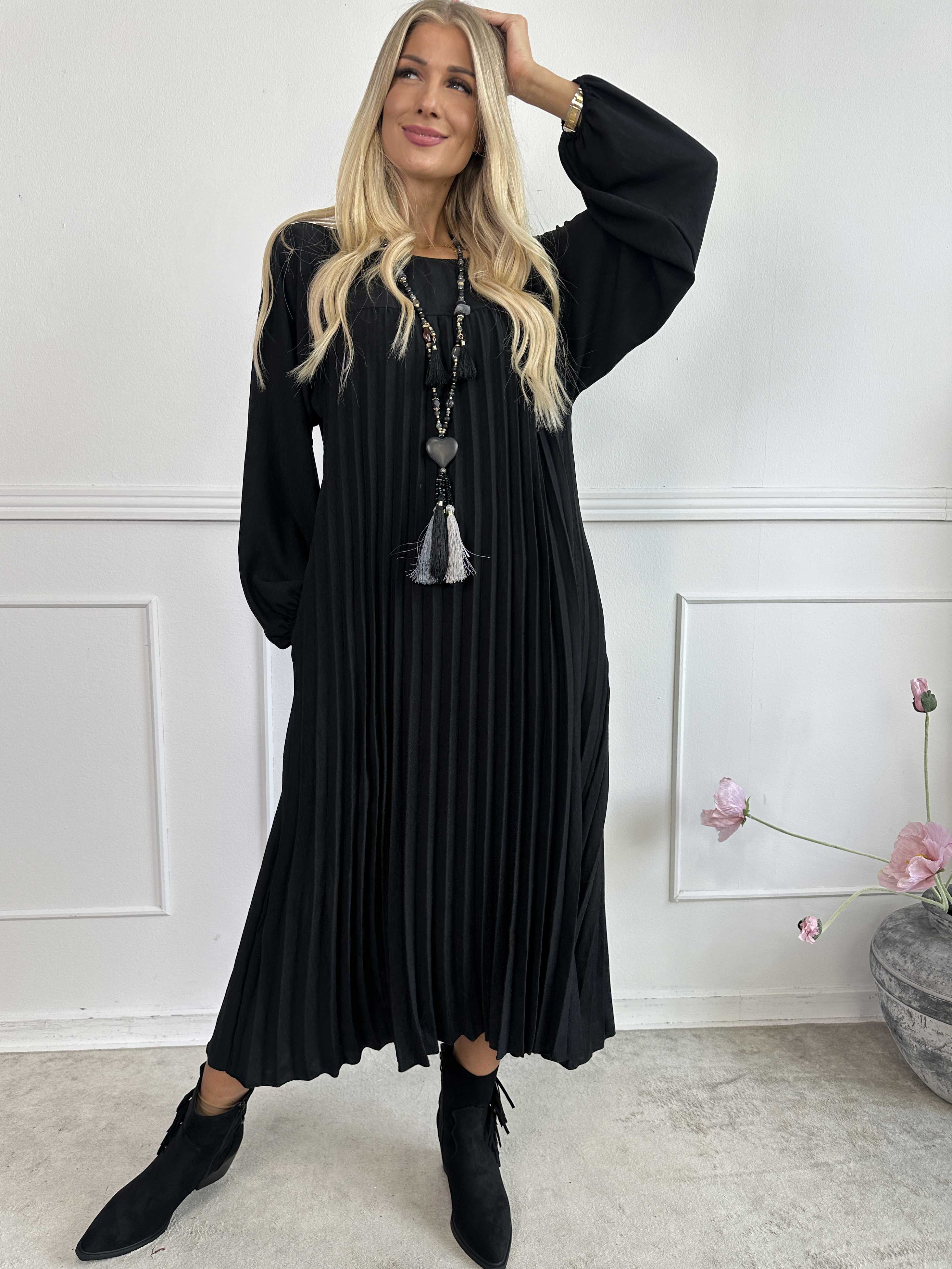 Nancy Long Sleeve - Lang kjole med plisseringer og lommer