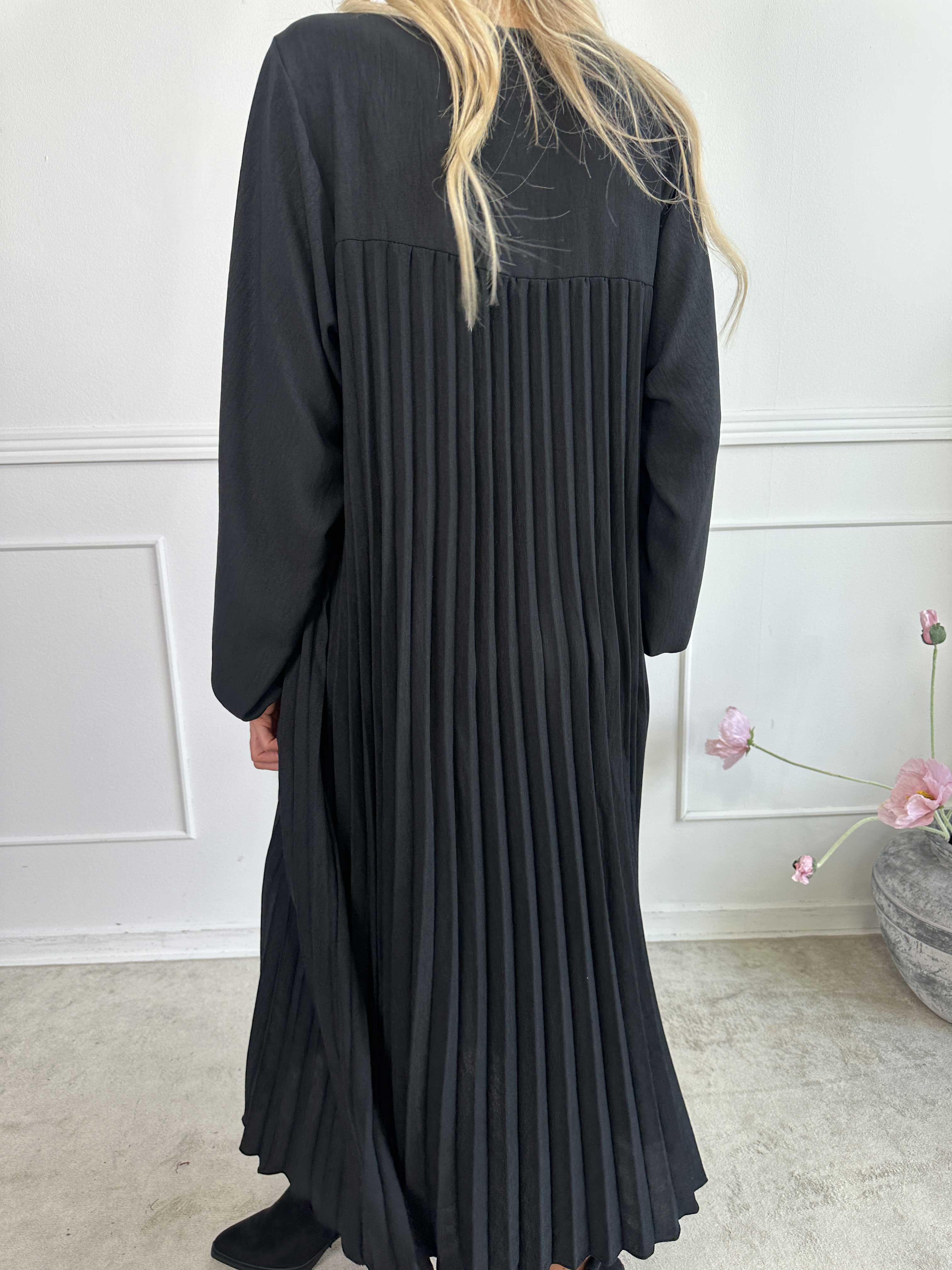 Nancy Long Sleeve - Lang kjole med plisseringer og lommer