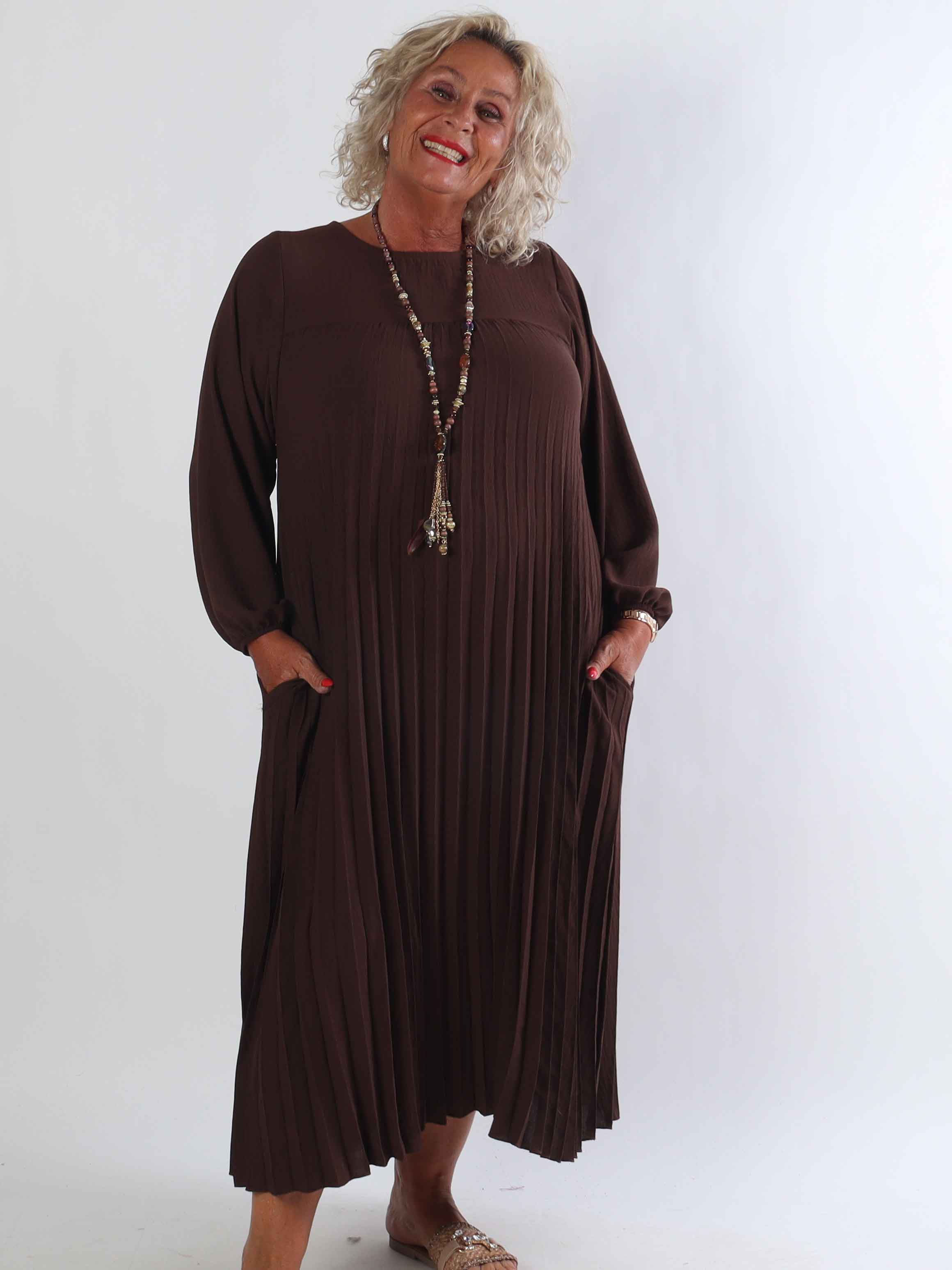 Nancy Long Sleeve - Lang plus size kjole med plisseringer og lommer