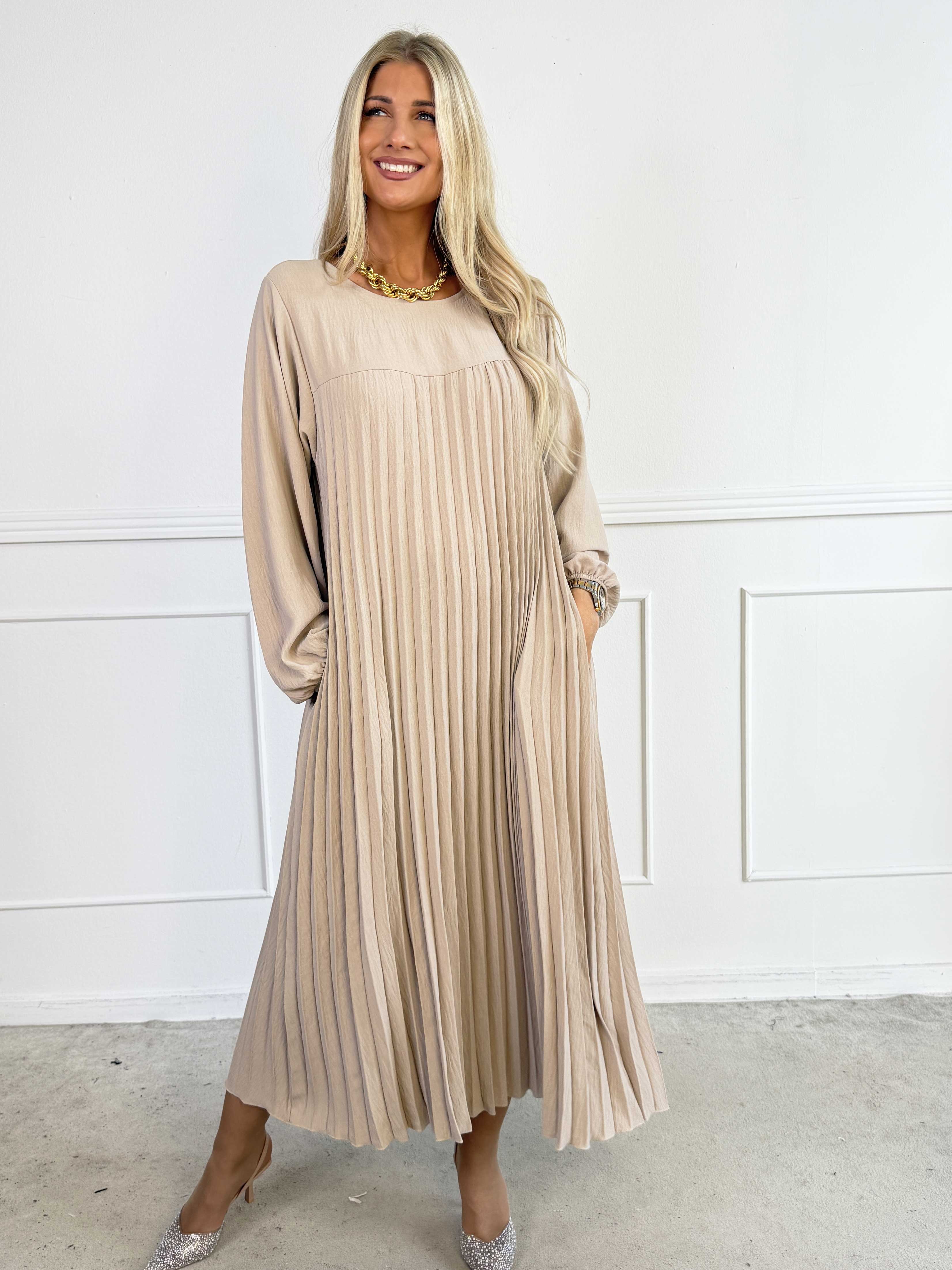 Nancy Long Sleeve - Lang kjole med plisseringer og lommer