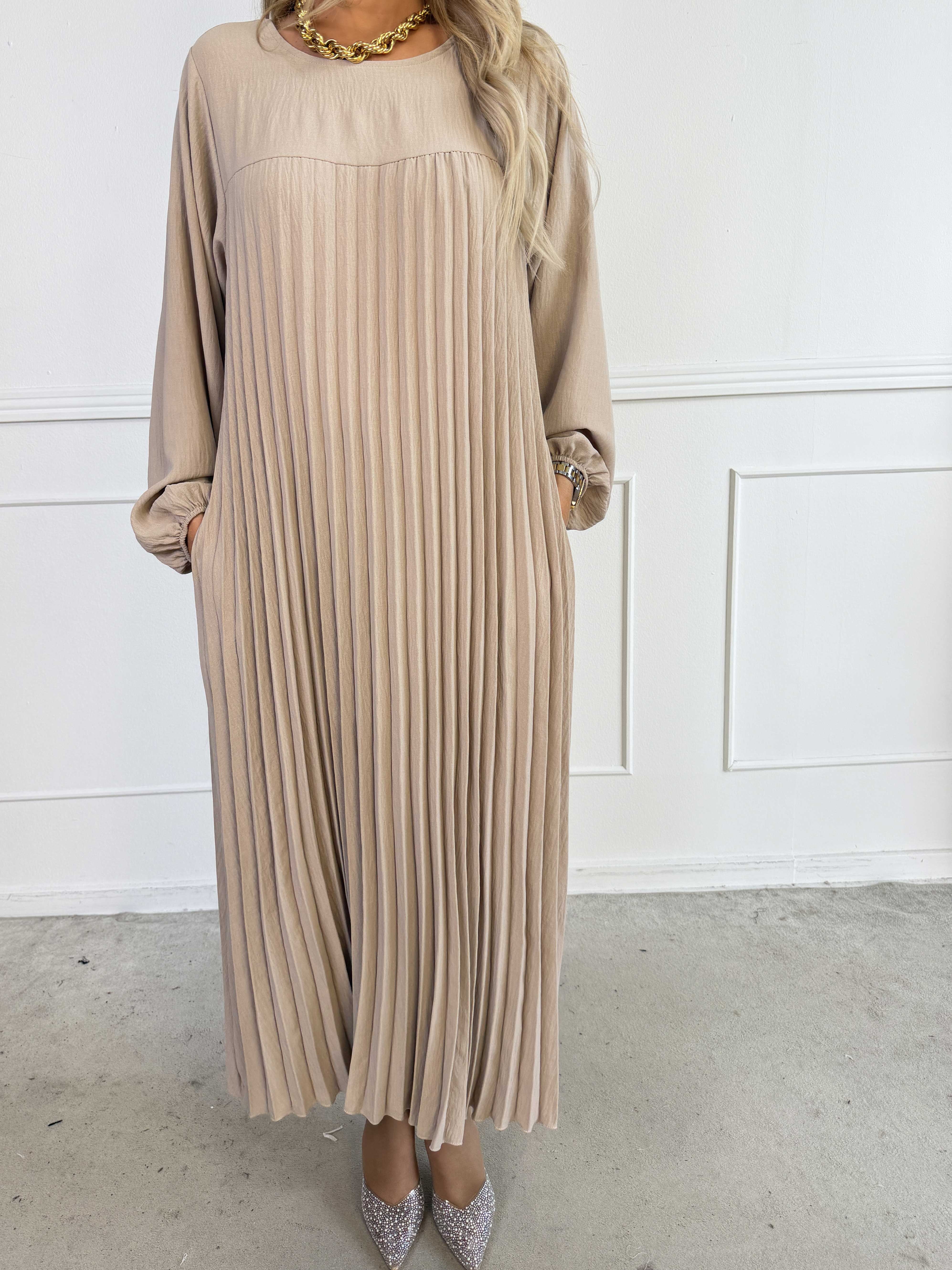 Nancy Long Sleeve - Lang kjole med plisseringer og lommer