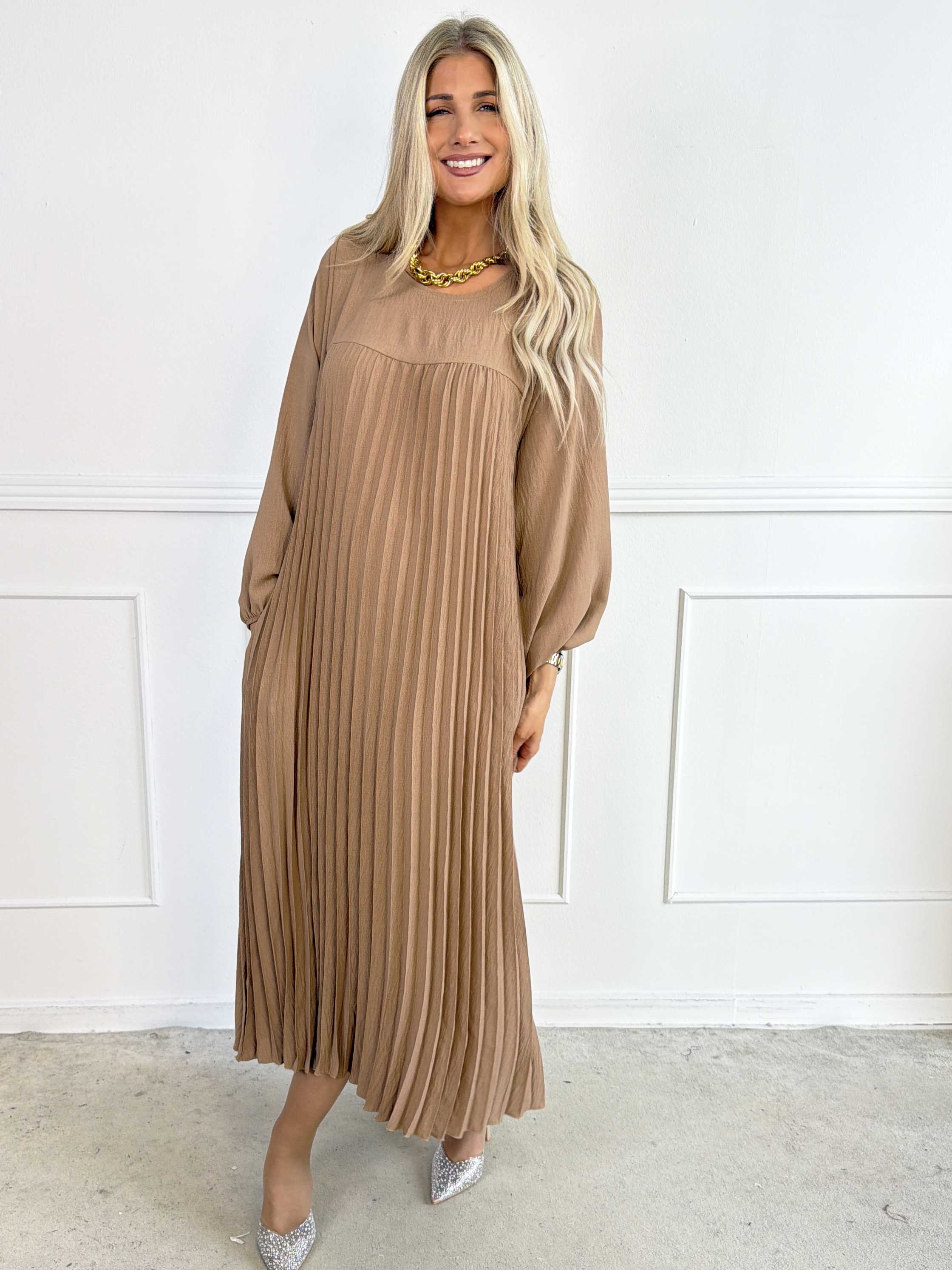 Nancy Long Sleeve - Lang kjole med plisseringer og lommer
