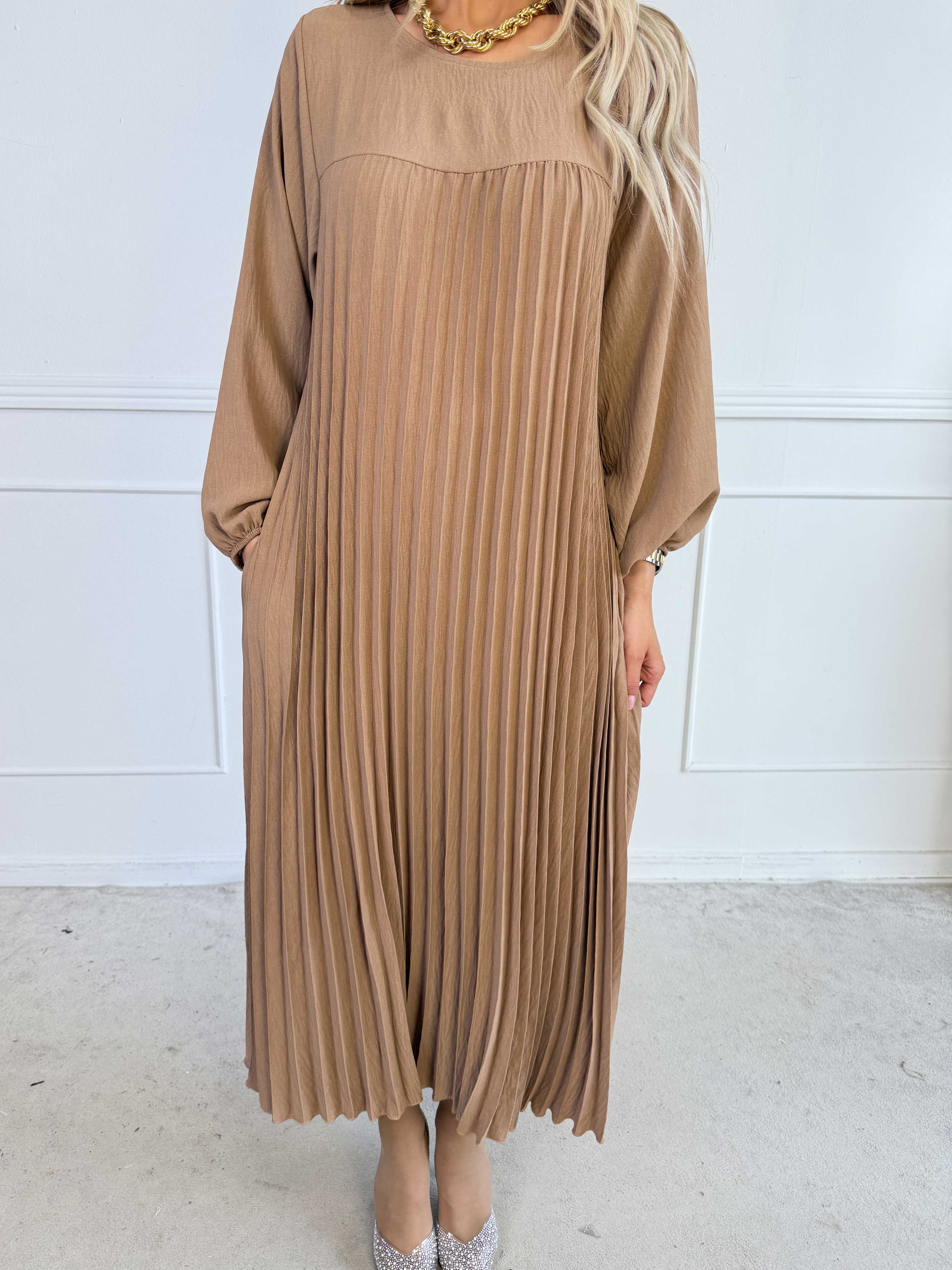 Nancy Long Sleeve - Lang kjole med plisseringer og lommer