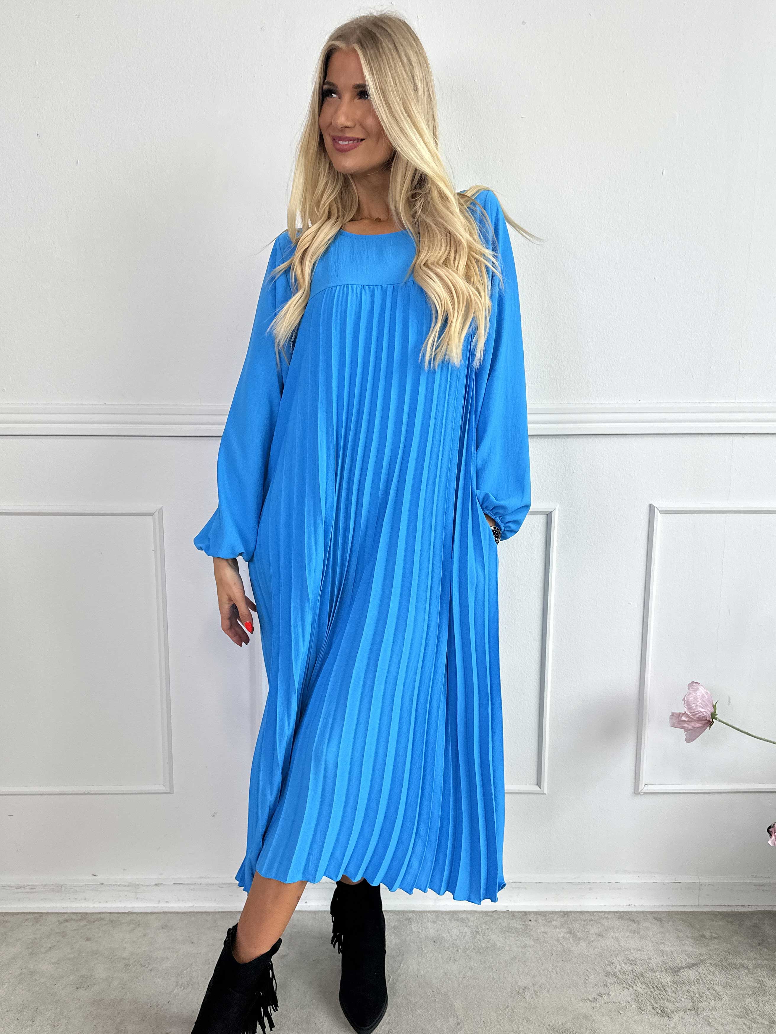 Nancy Long Sleeve - Lang kjole med plisseringer og lommer