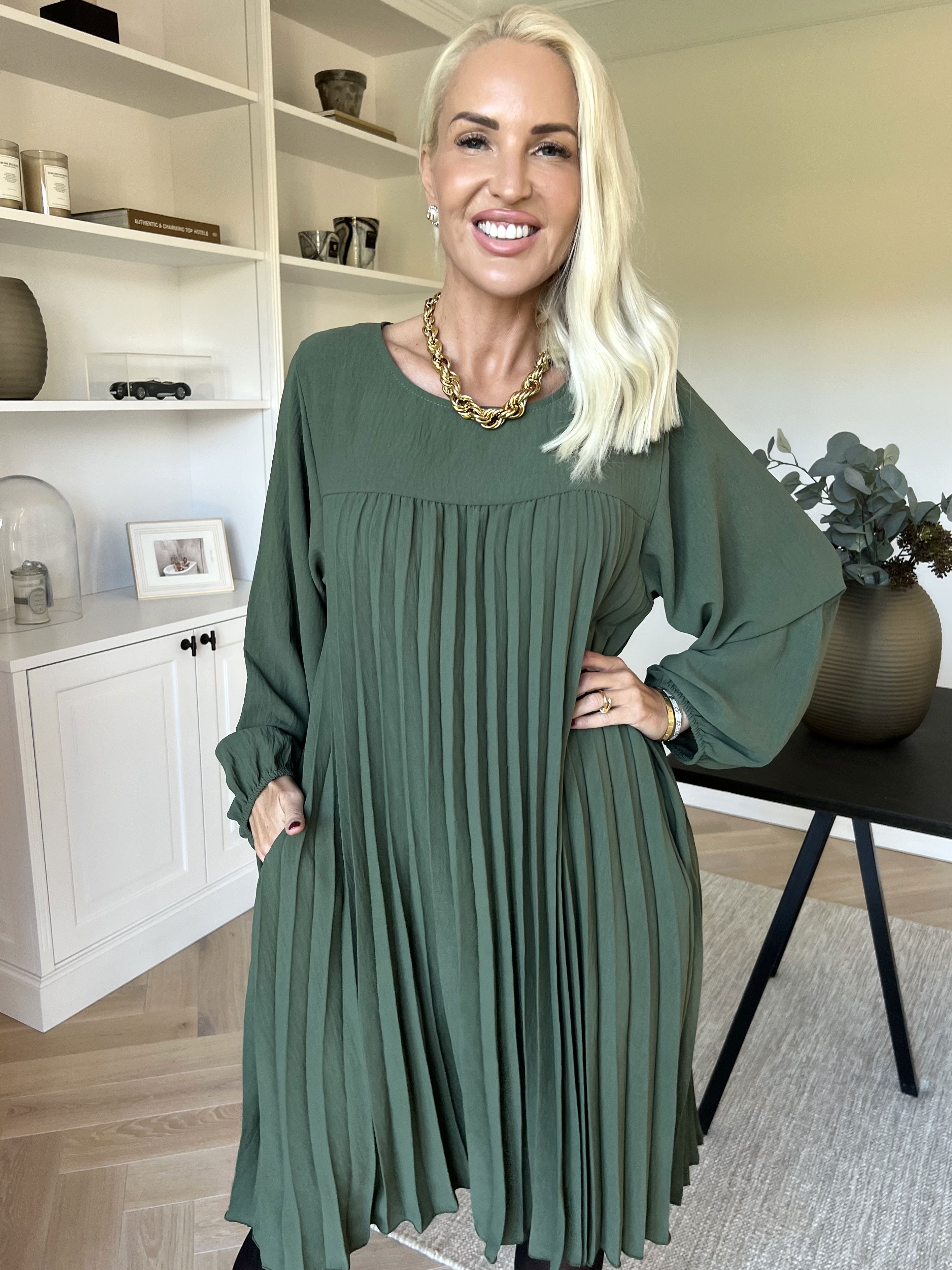 Nancy Short L/S - Kjole med plisseringer og lommer