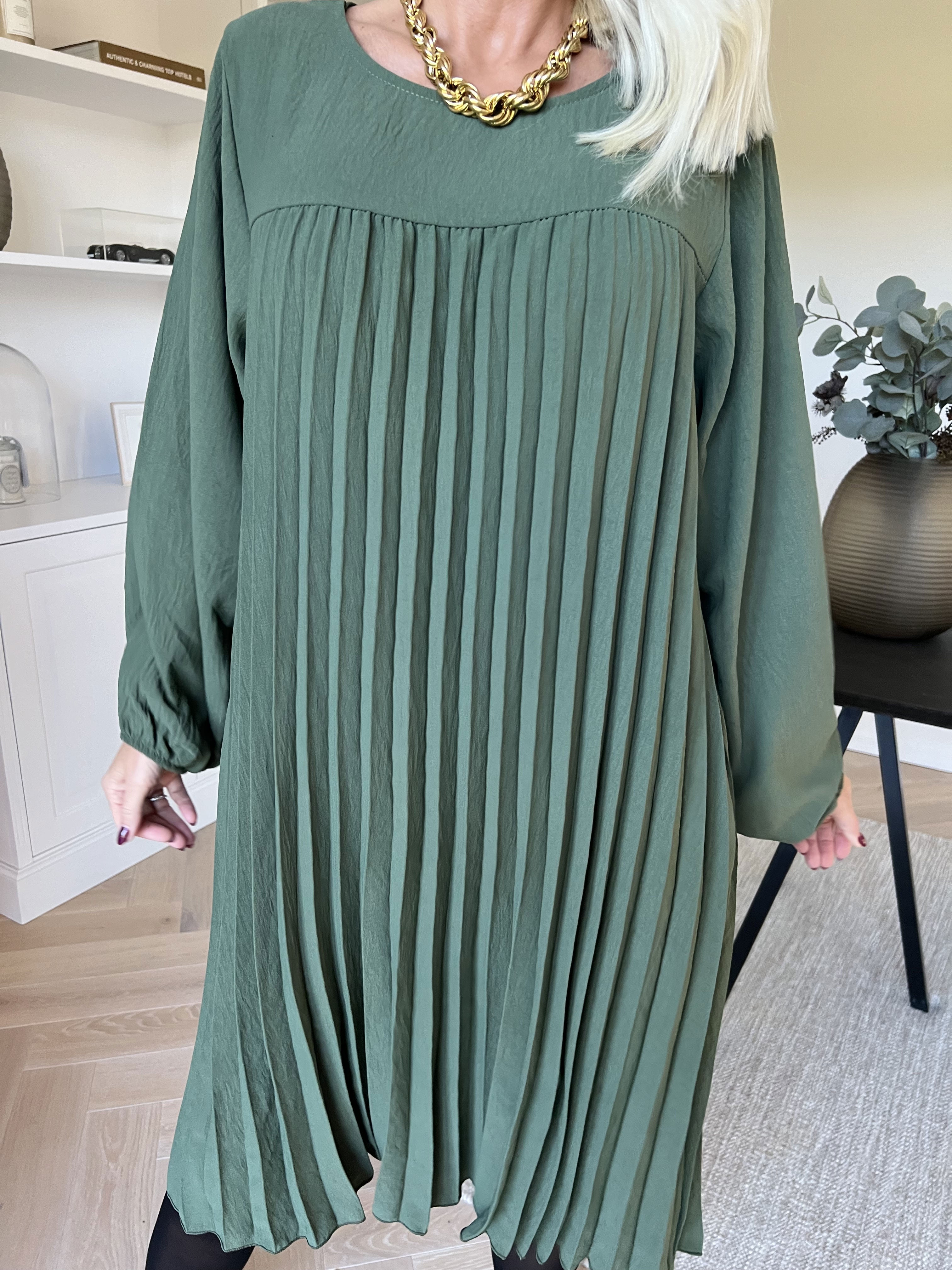 Nancy Short L/S - Kjole med plisseringer og lommer