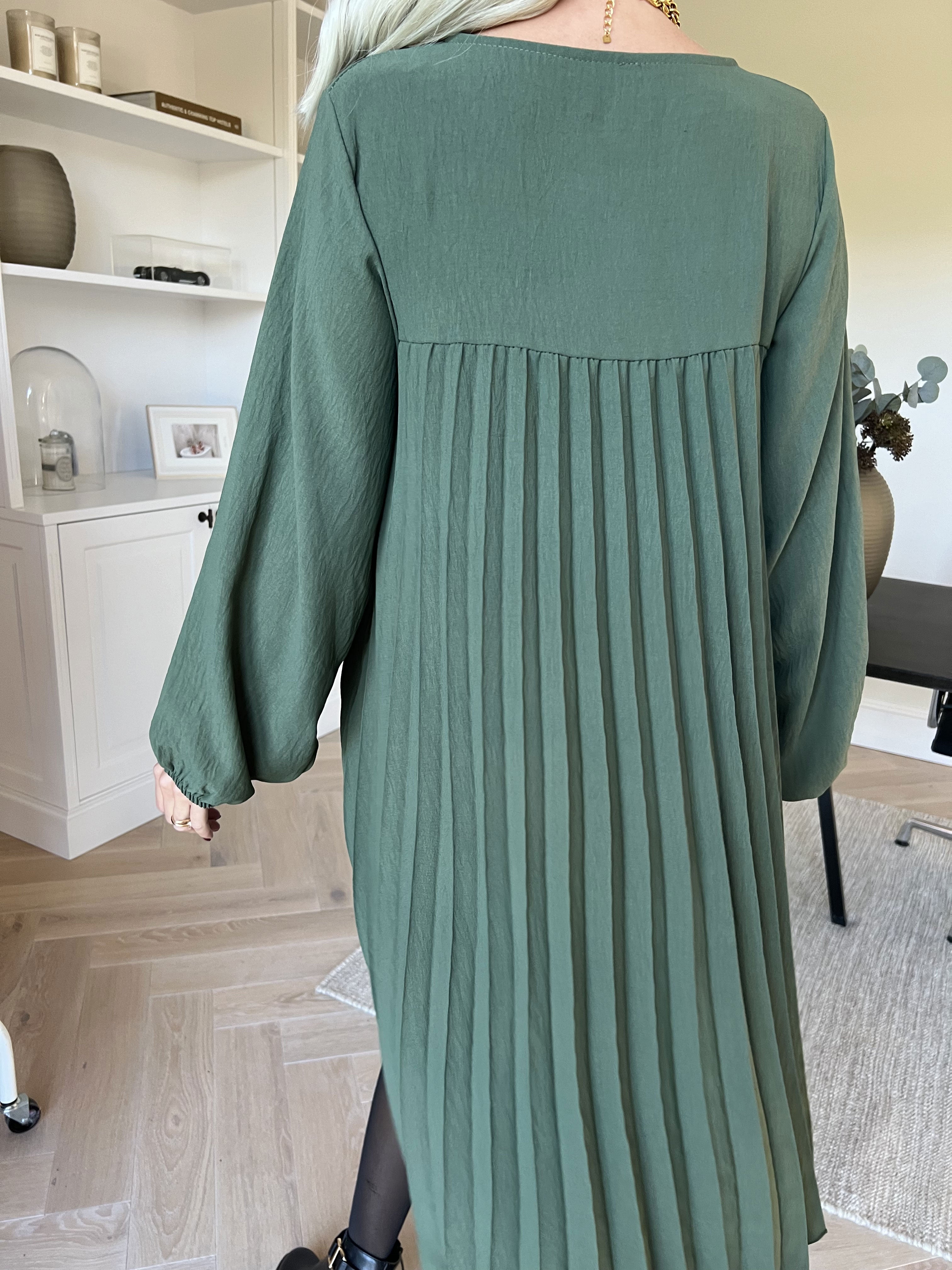 Nancy Short L/S - Kjole med plisseringer og lommer