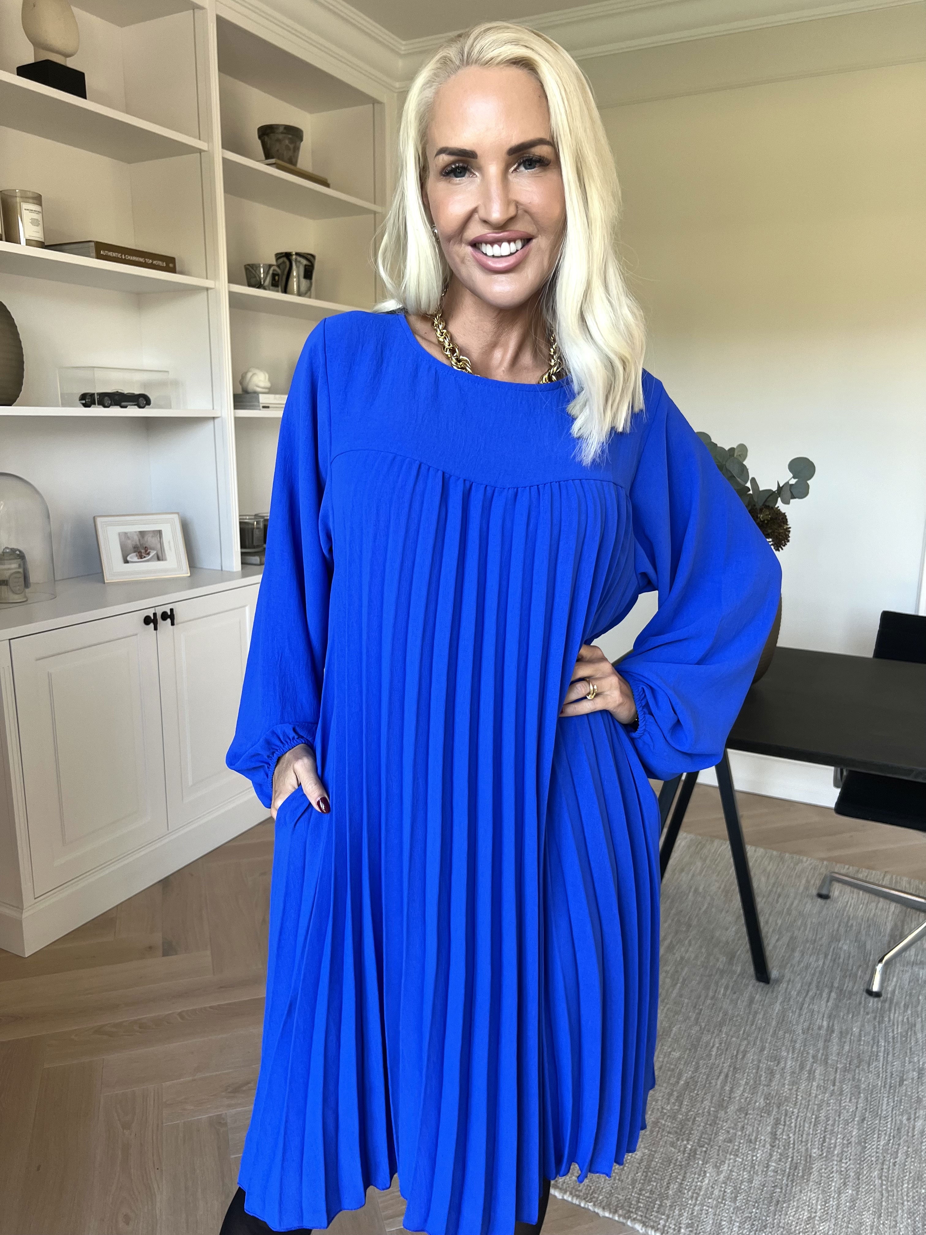 Nancy Short L/S - Kjole med plisseringer og lommer