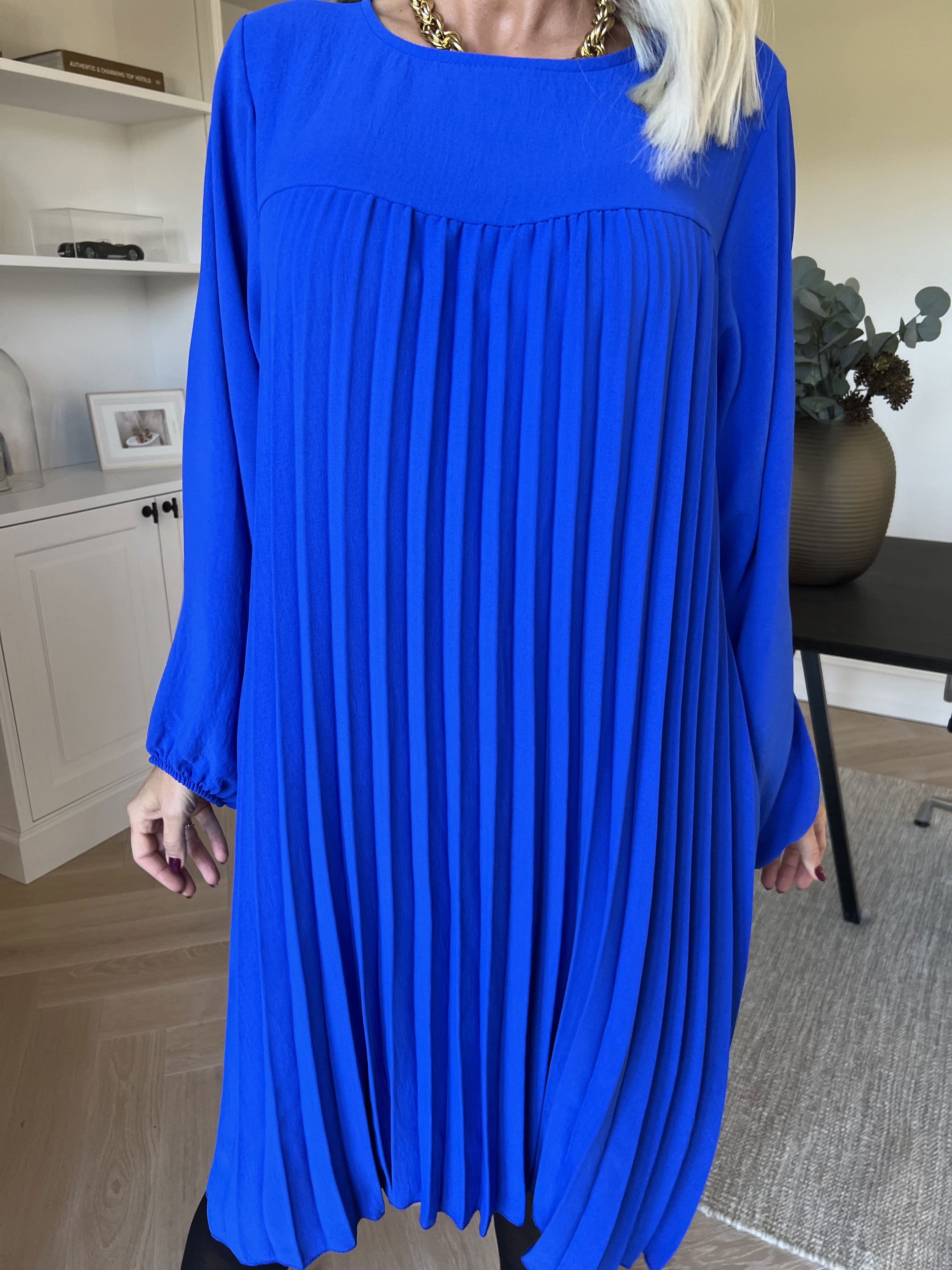 Nancy Short L/S - Kjole med plisseringer og lommer