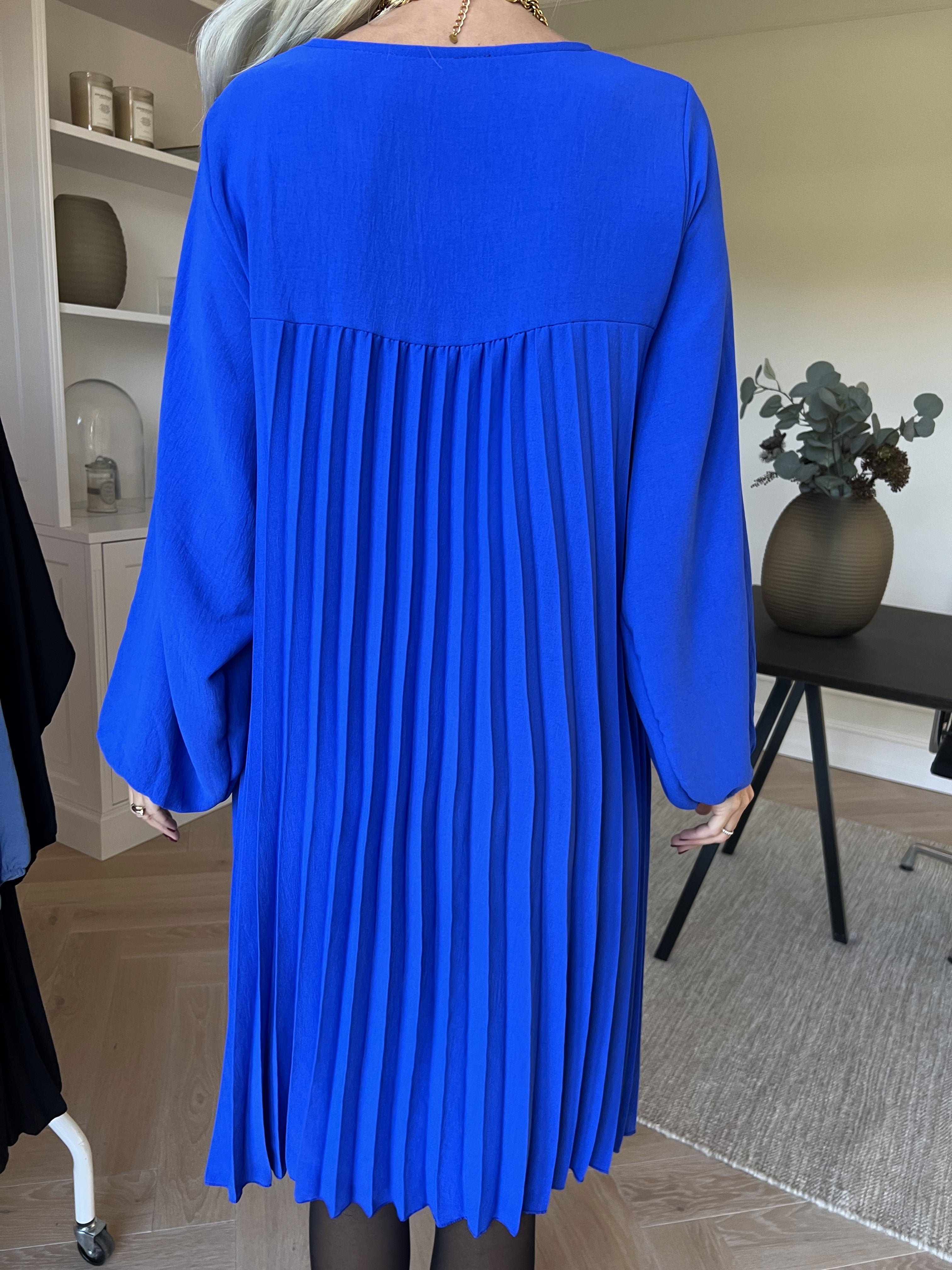 Nancy Short L/S - Kjole med plisseringer og lommer