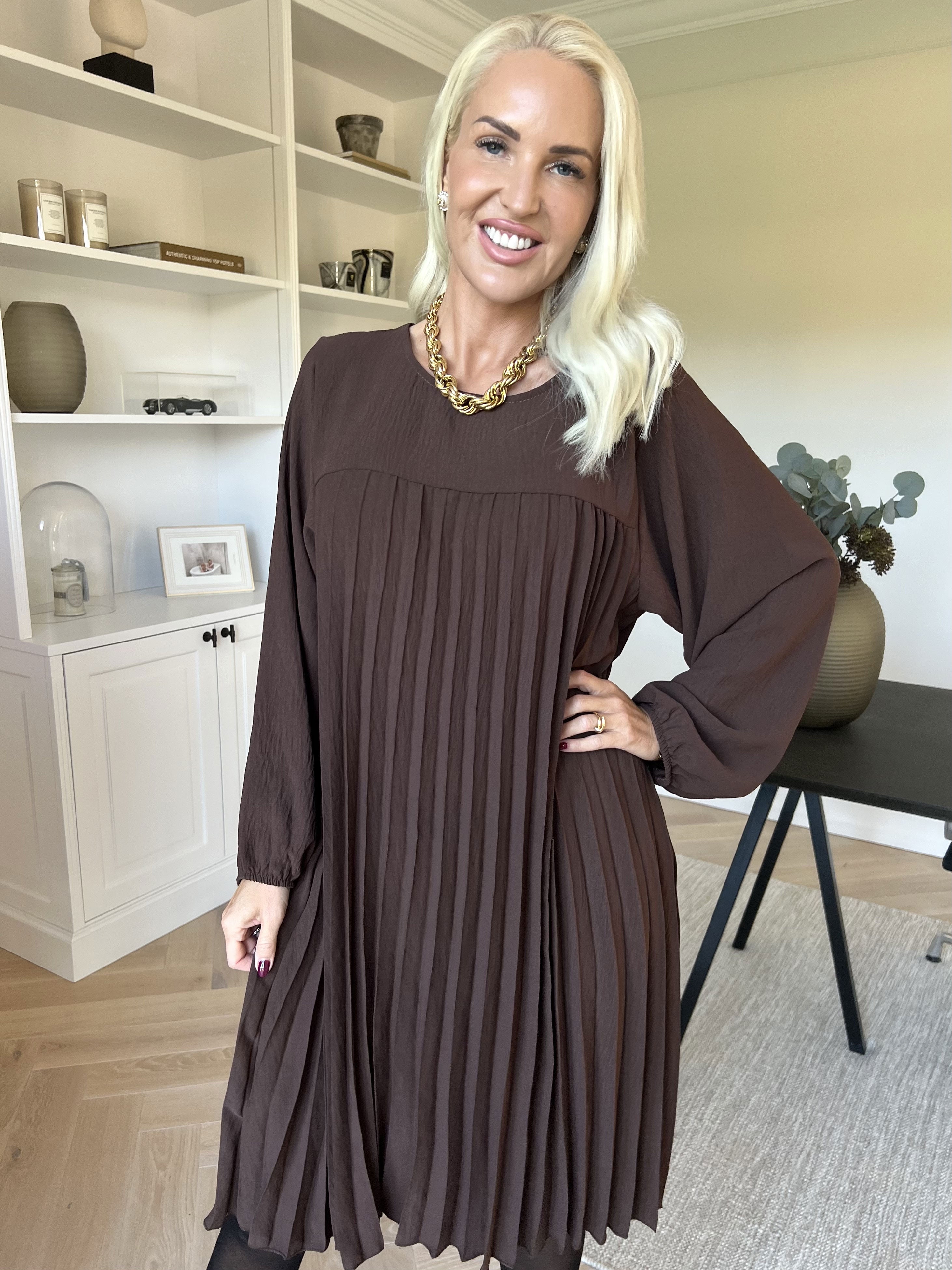 Nancy Short L/S - Kjole med plisseringer og lommer