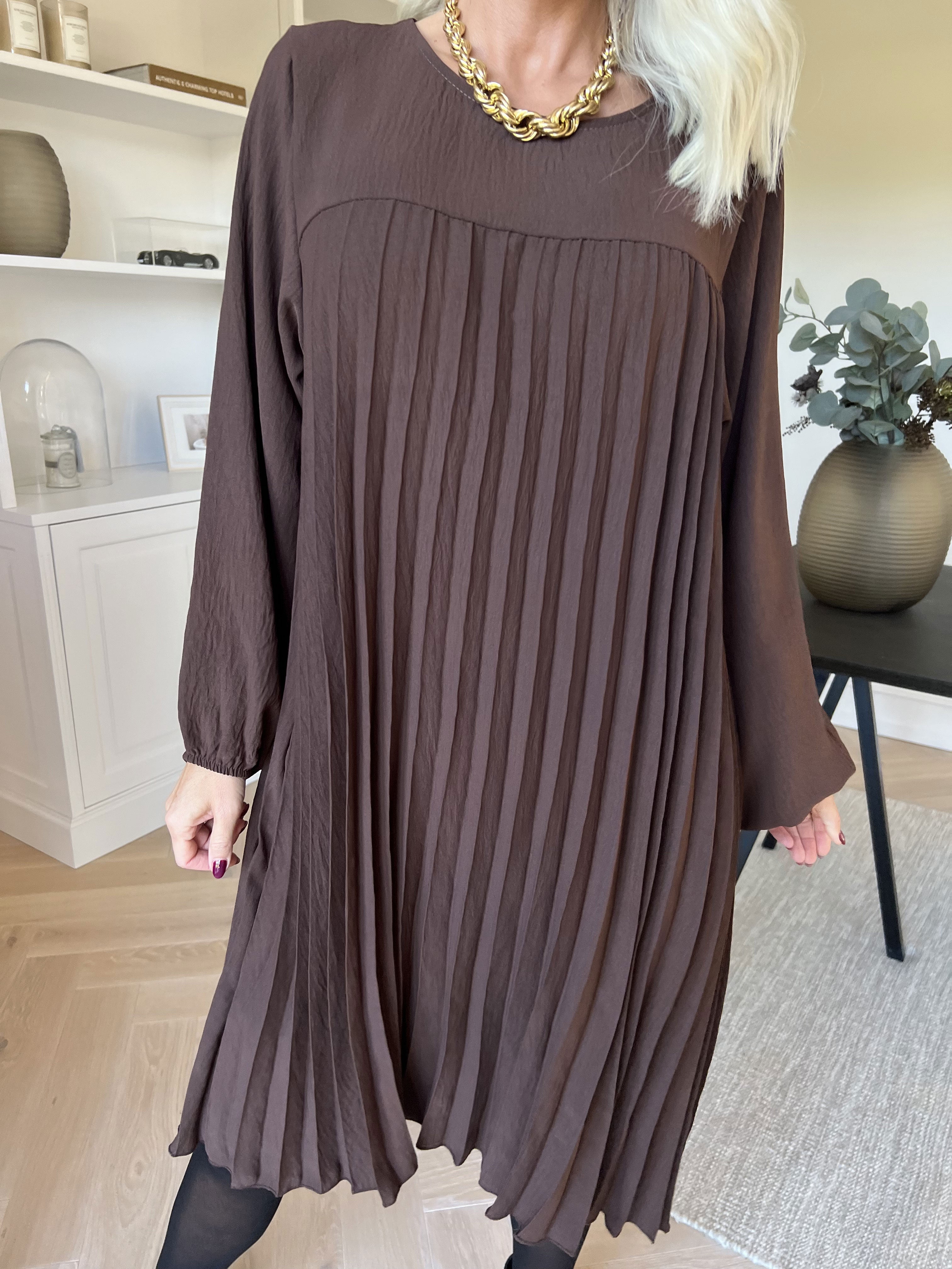 Nancy Short L/S - Kjole med plisseringer og lommer