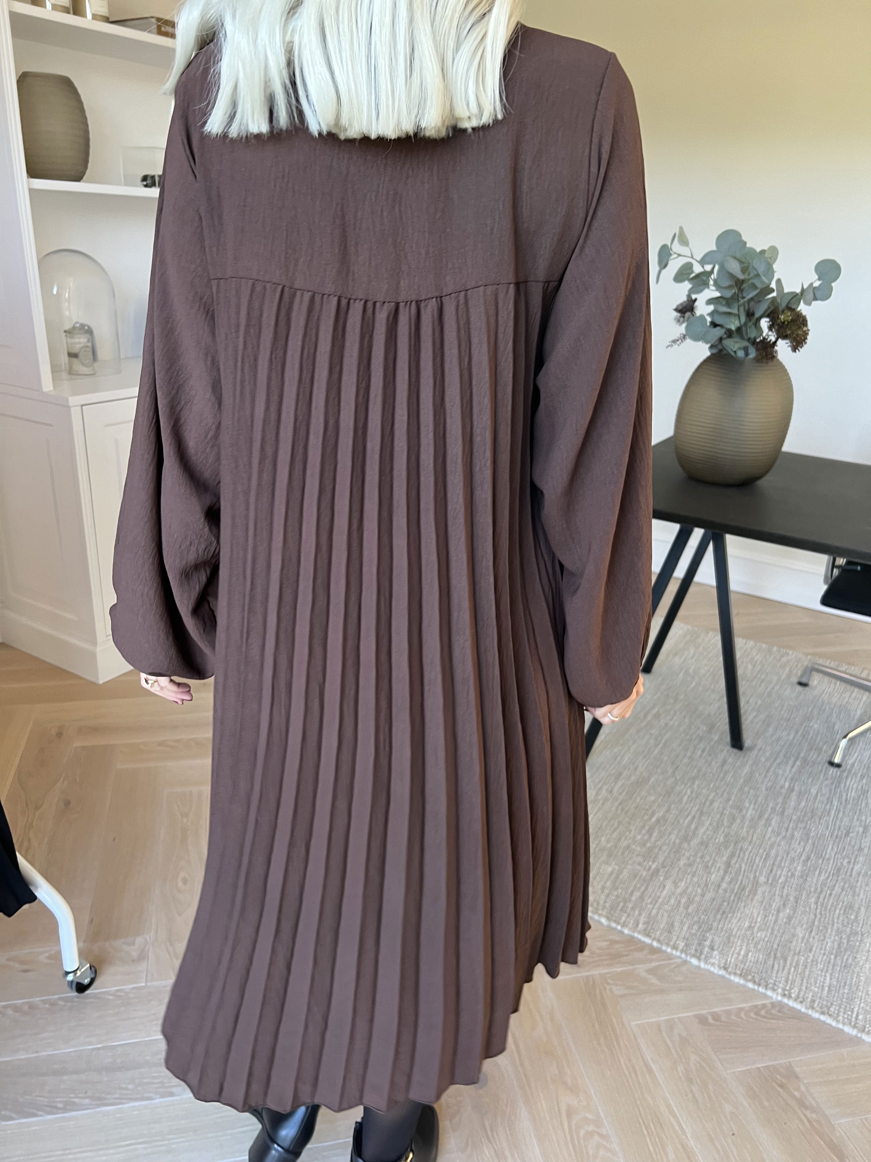 Nancy Short L/S - Kjole med plisseringer og lommer