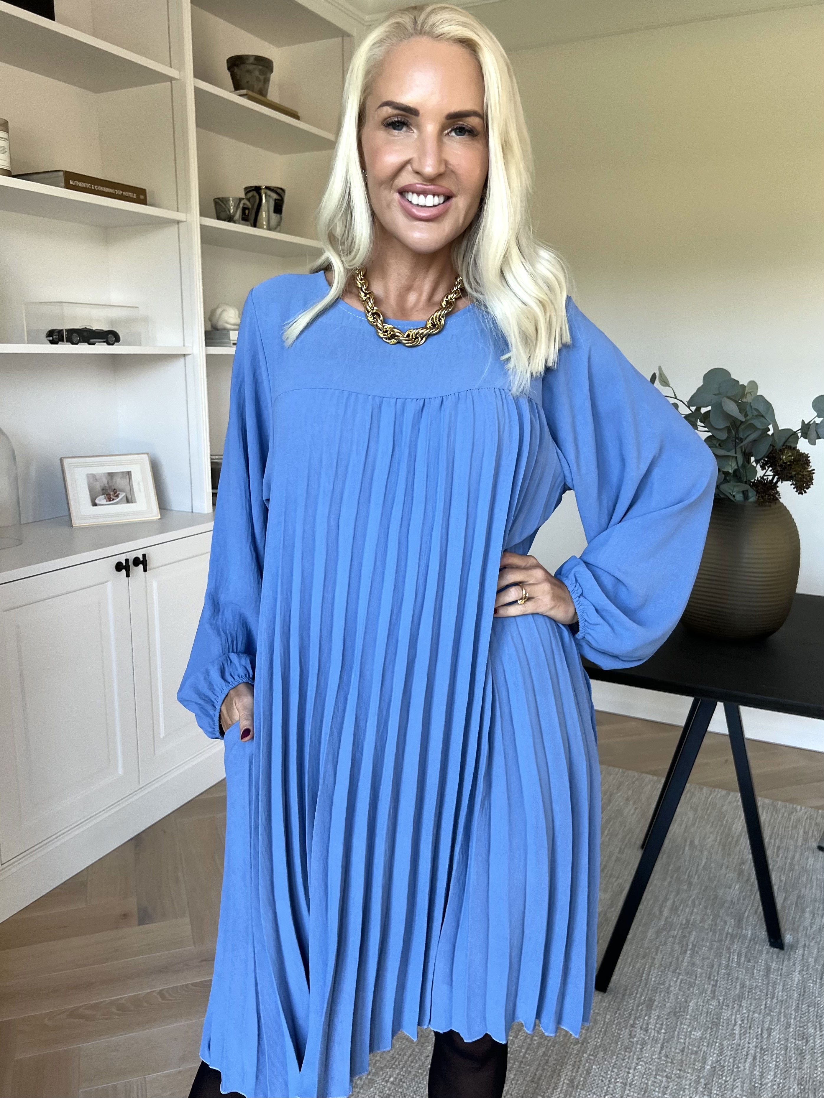 Nancy Short L/S - Kjole med plisseringer og lommer