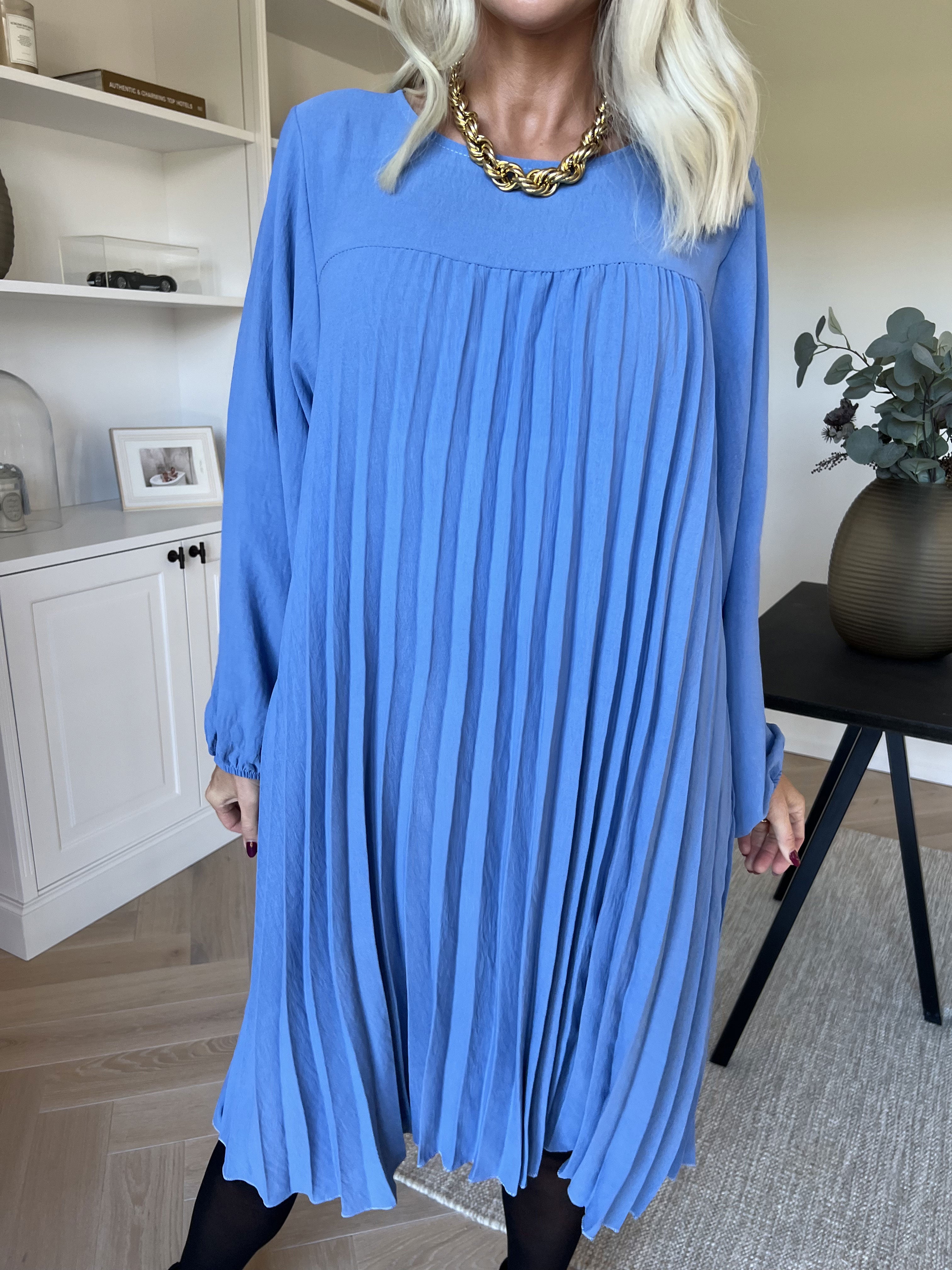 Nancy Short L/S - Kjole med plisseringer og lommer