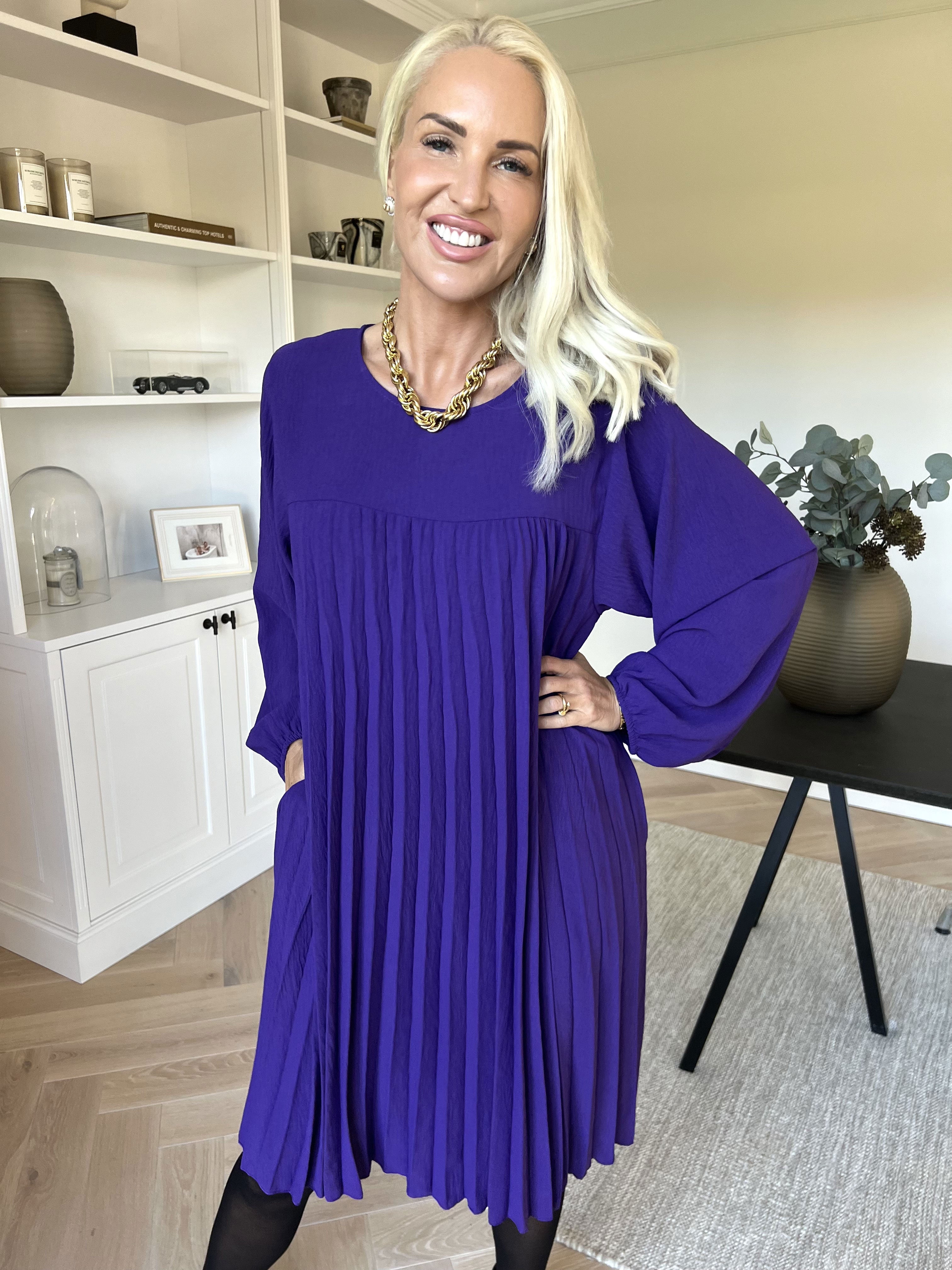 Nancy Short L/S - Kjole med plisseringer og lommer