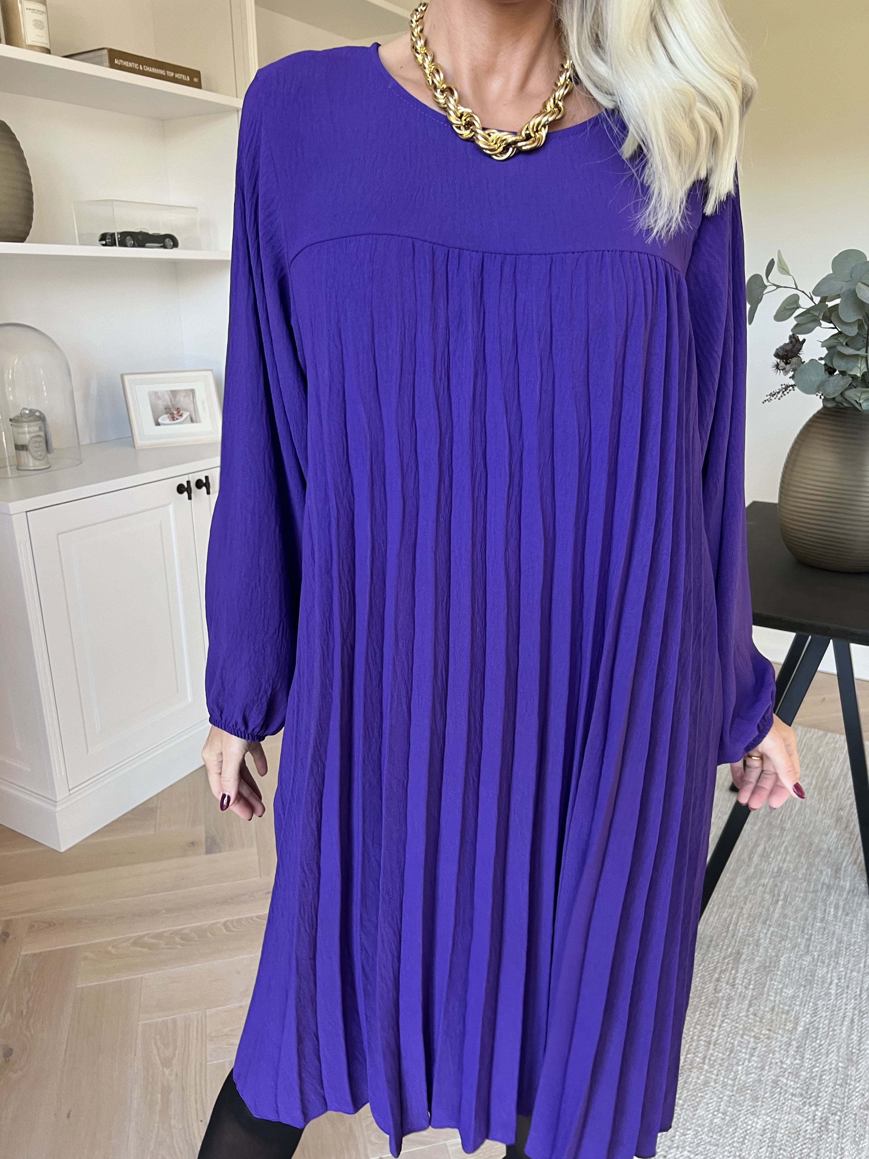 Nancy Short L/S - Kjole med plisseringer og lommer