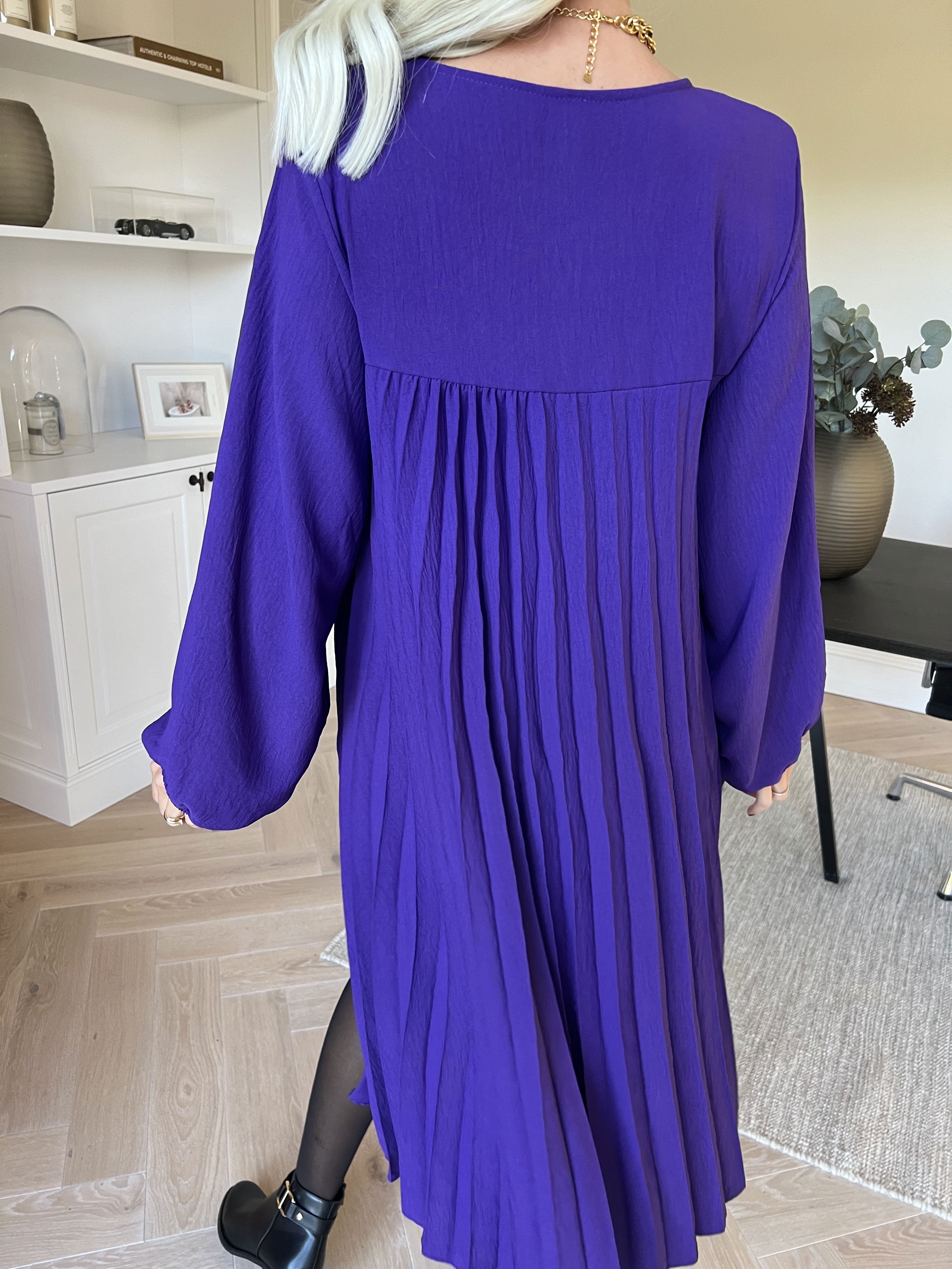 Nancy Short L/S - Kjole med plisseringer og lommer