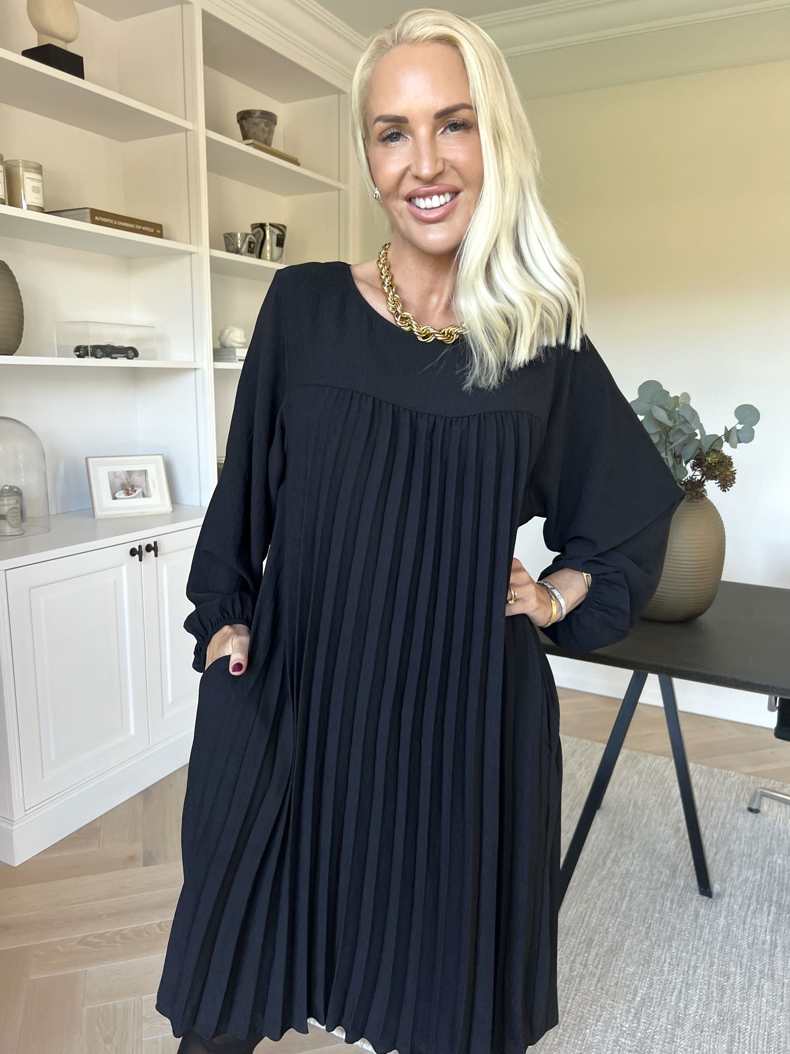 Nancy Short L/S - Kjole med plisseringer og lommer