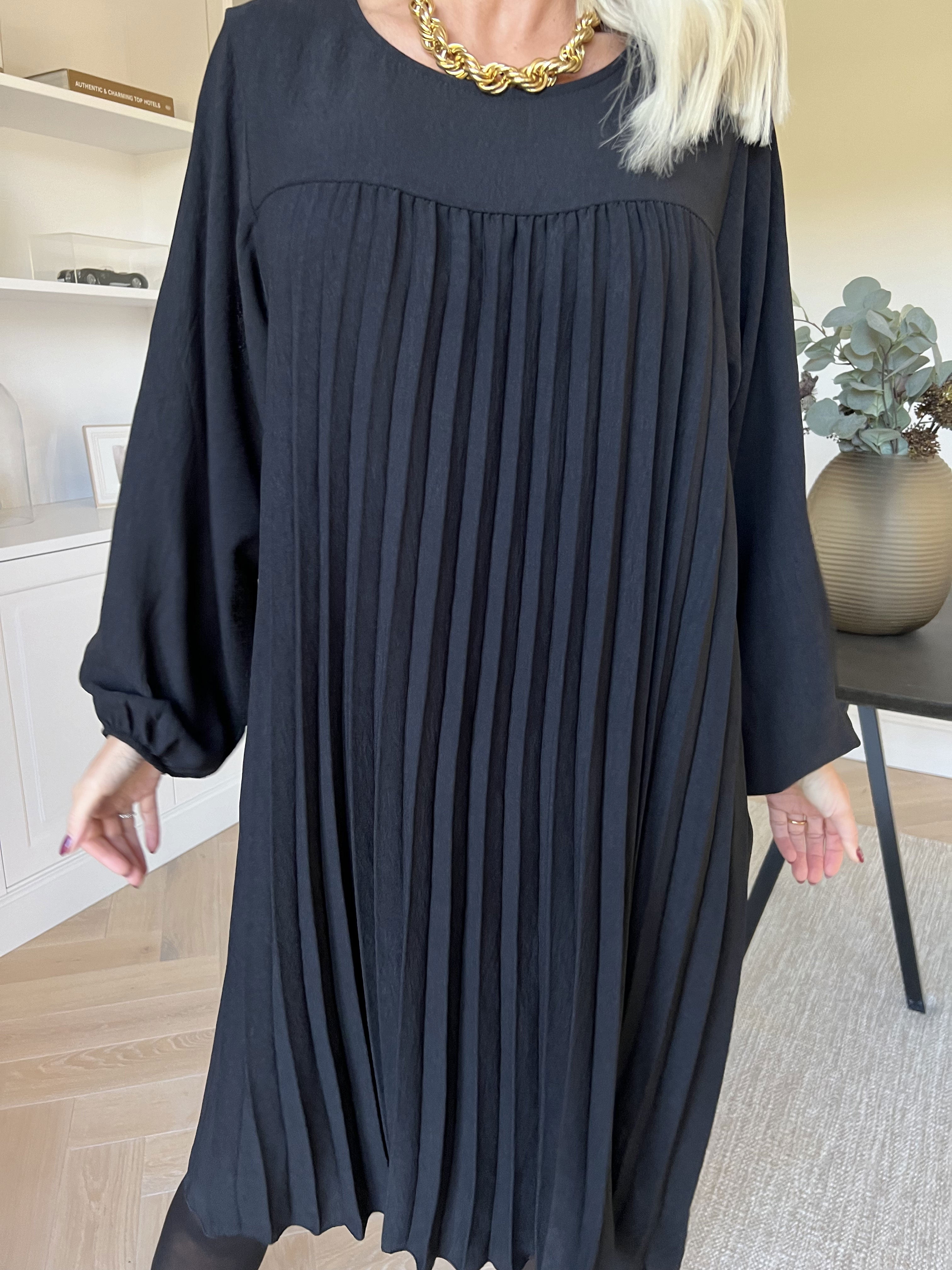 Nancy Short L/S - Kjole med plisseringer og lommer