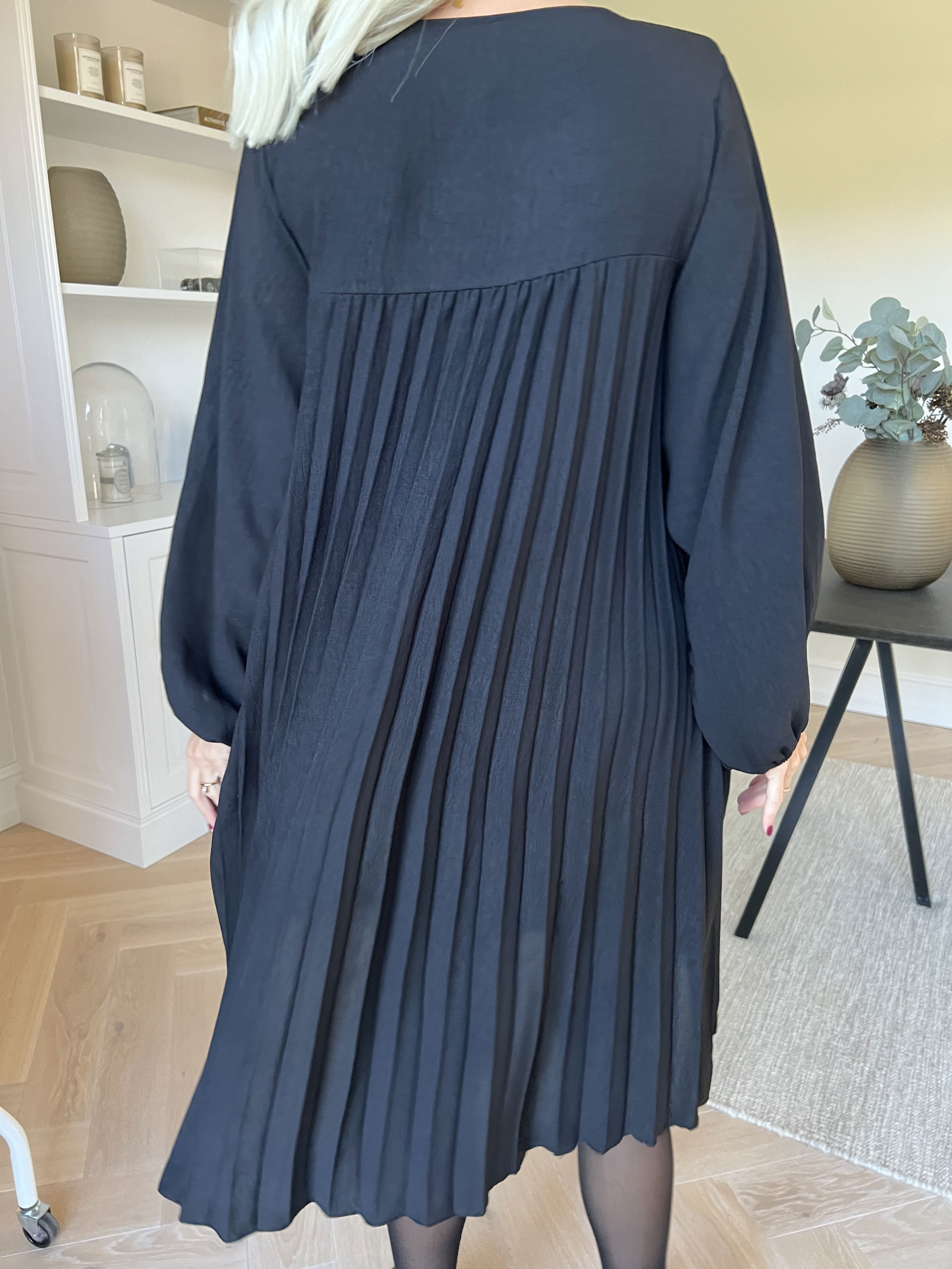 Nancy Short L/S - Kjole med plisseringer og lommer