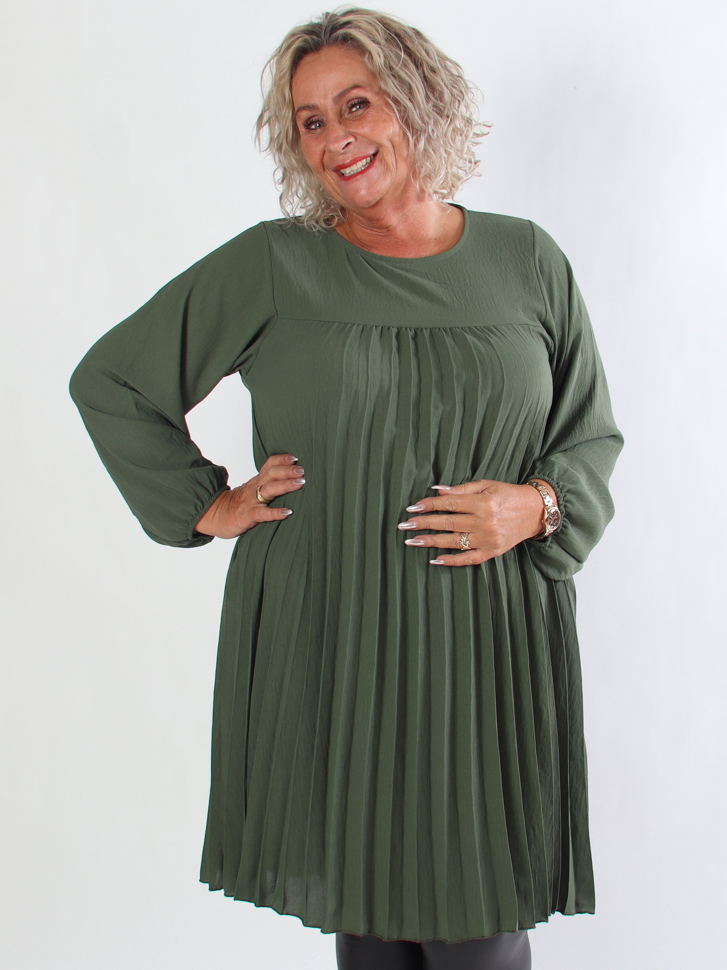 Nancy Short L/S - Plus size kjole med plisseringer og lommer