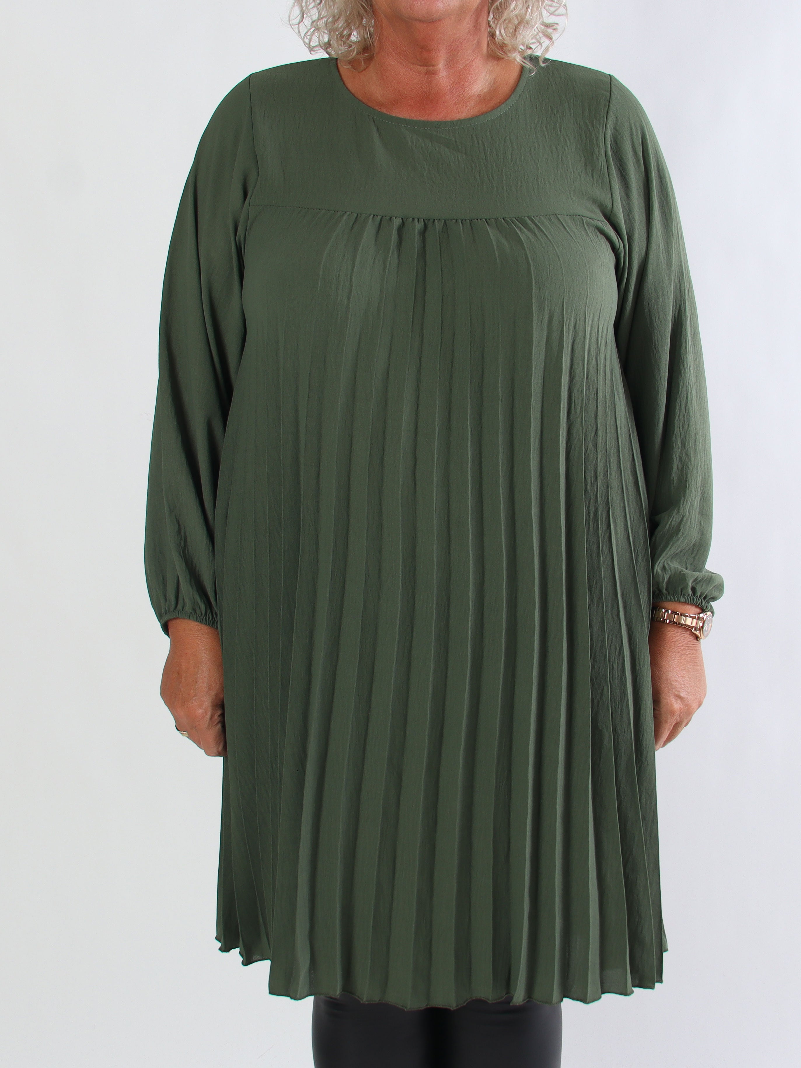 Nancy Short L/S - Plus size kjole med plisseringer og lommer