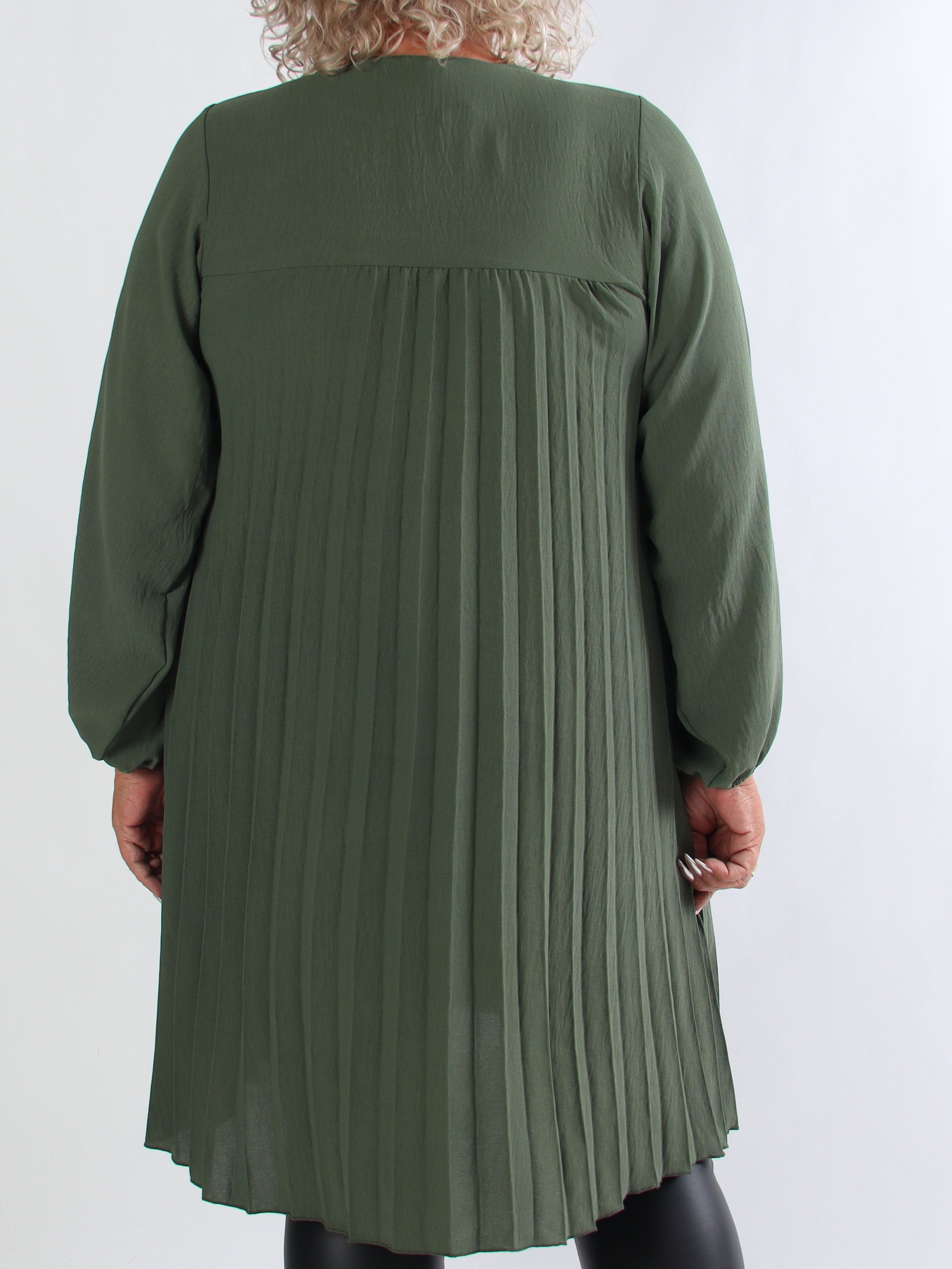 Nancy Short L/S - Plus size kjole med plisseringer og lommer