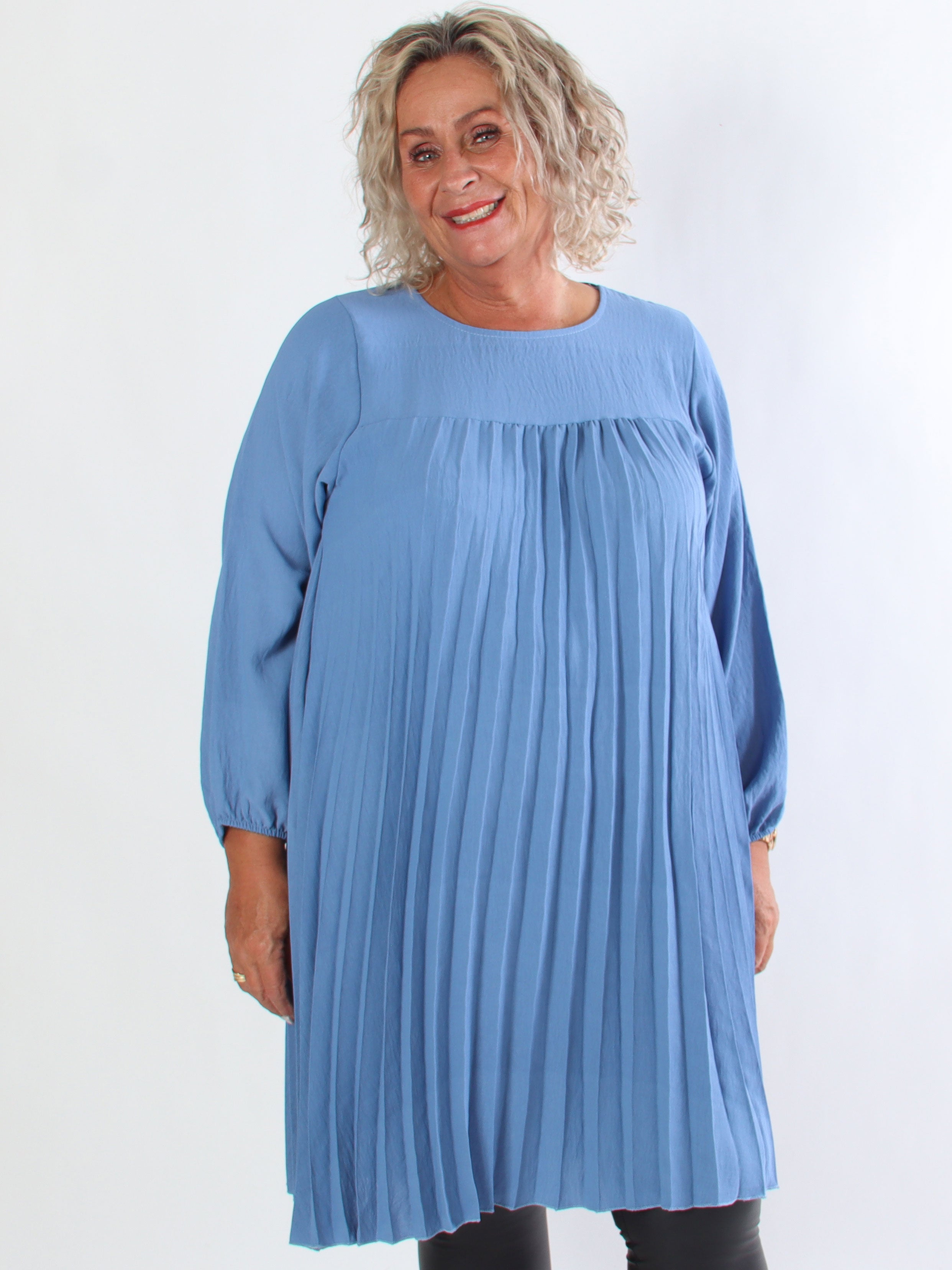 Nancy Short L/S - Plus size kjole med plisseringer og lommer