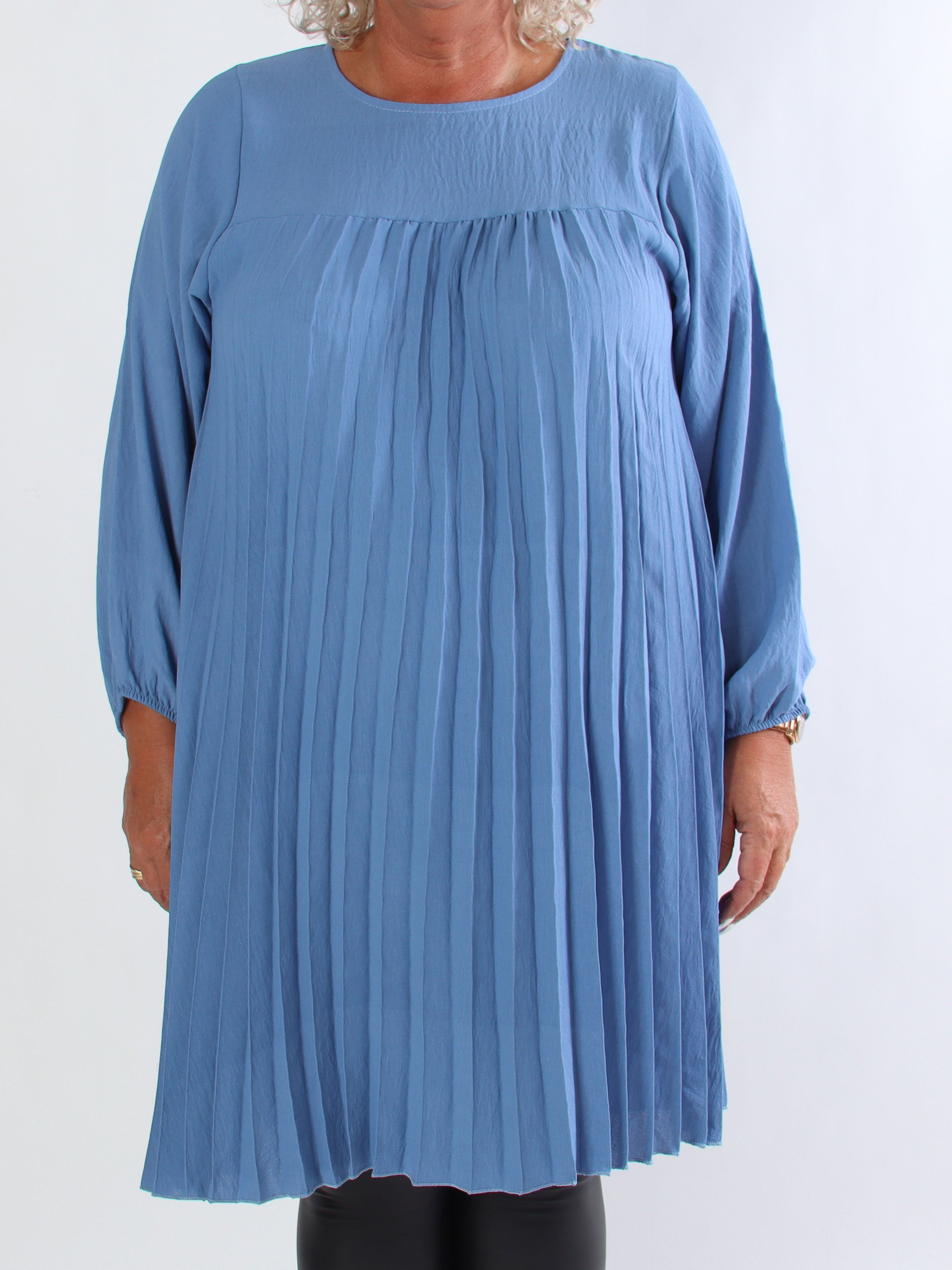 Nancy Short L/S - Plus size kjole med plisseringer og lommer