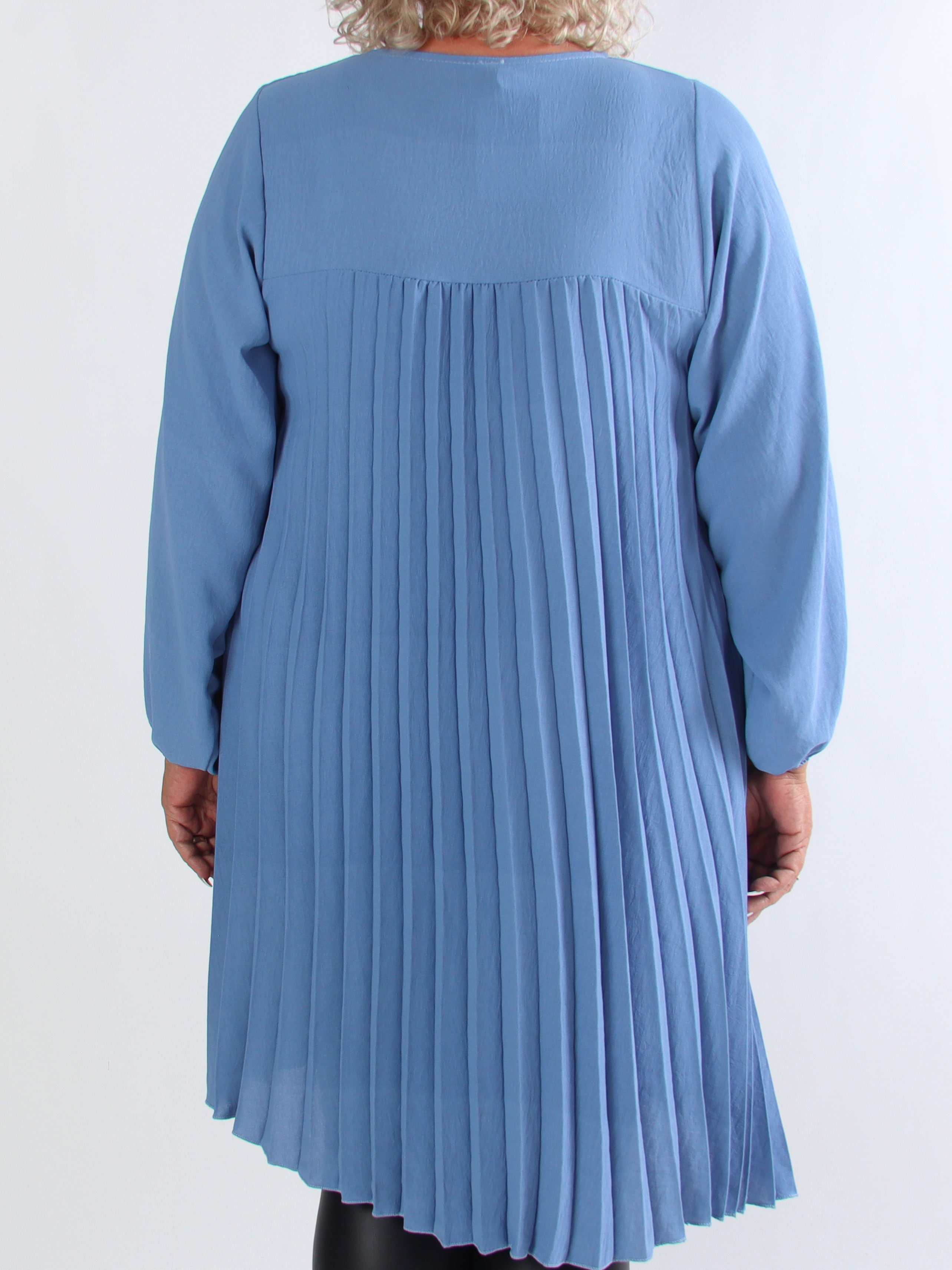 Nancy Short L/S - Plus size kjole med plisseringer og lommer