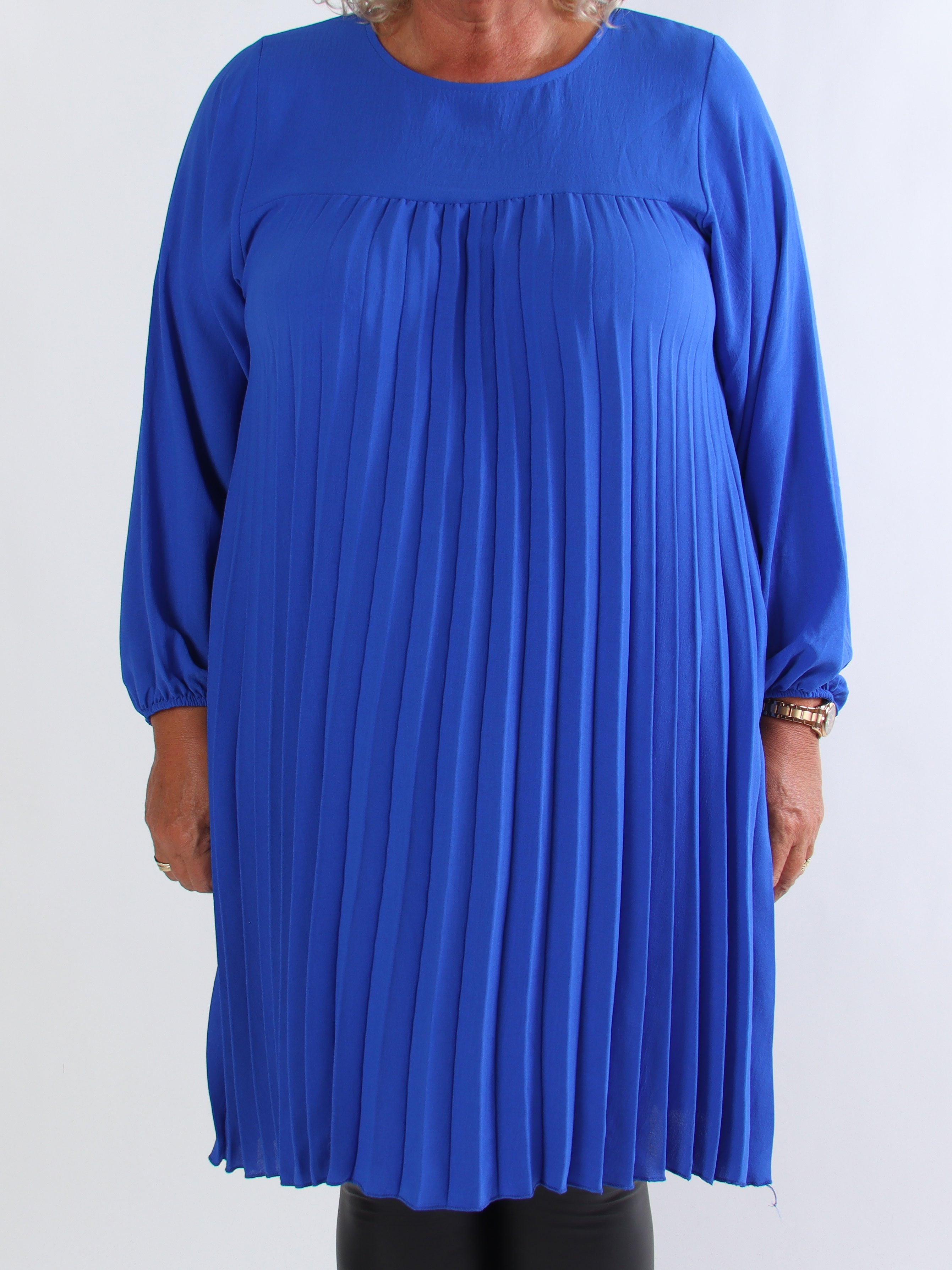 Nancy Short L/S - Plus size kjole med plisseringer og lommer