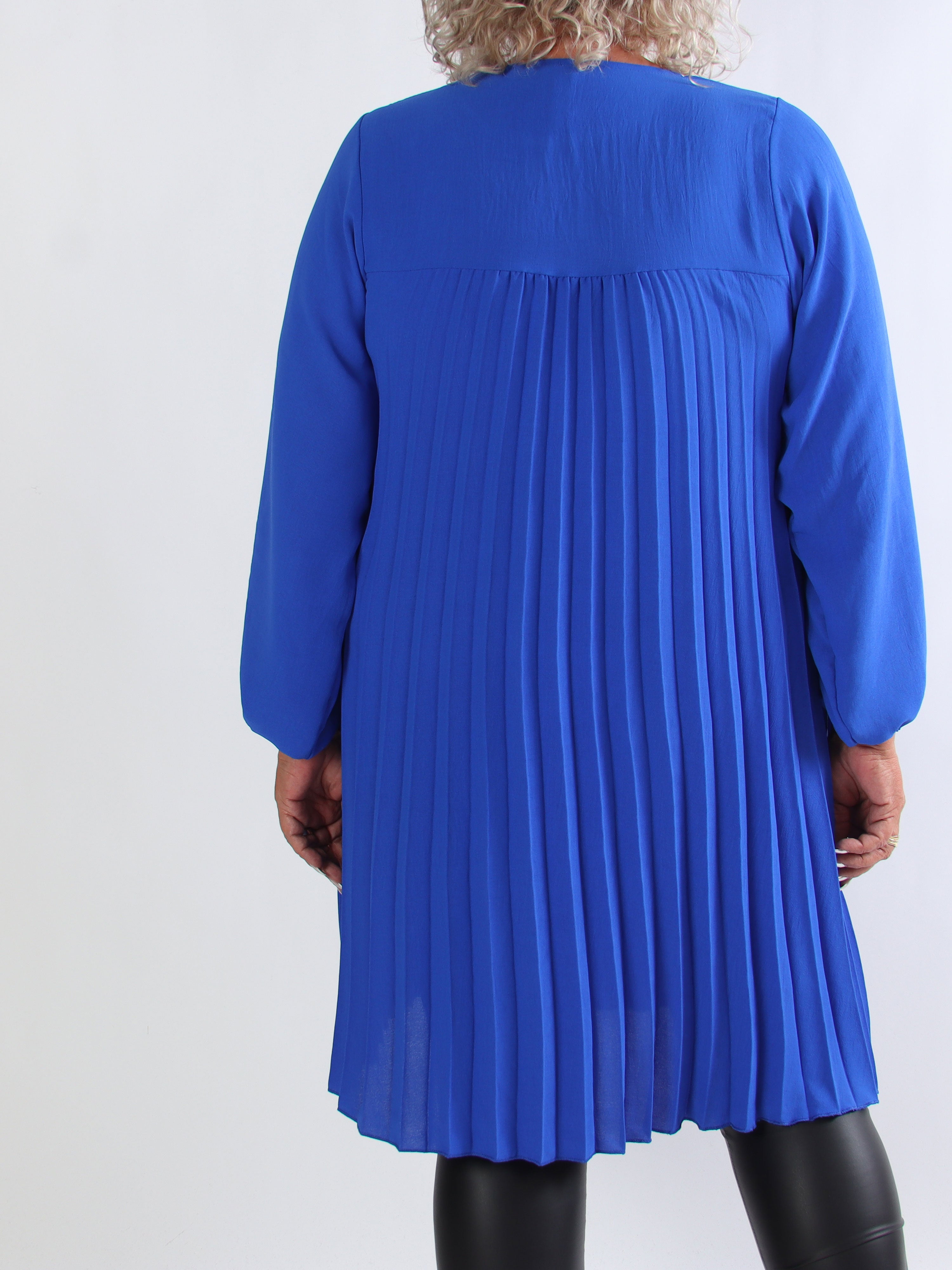 Nancy Short L/S - Plus size kjole med plisseringer og lommer