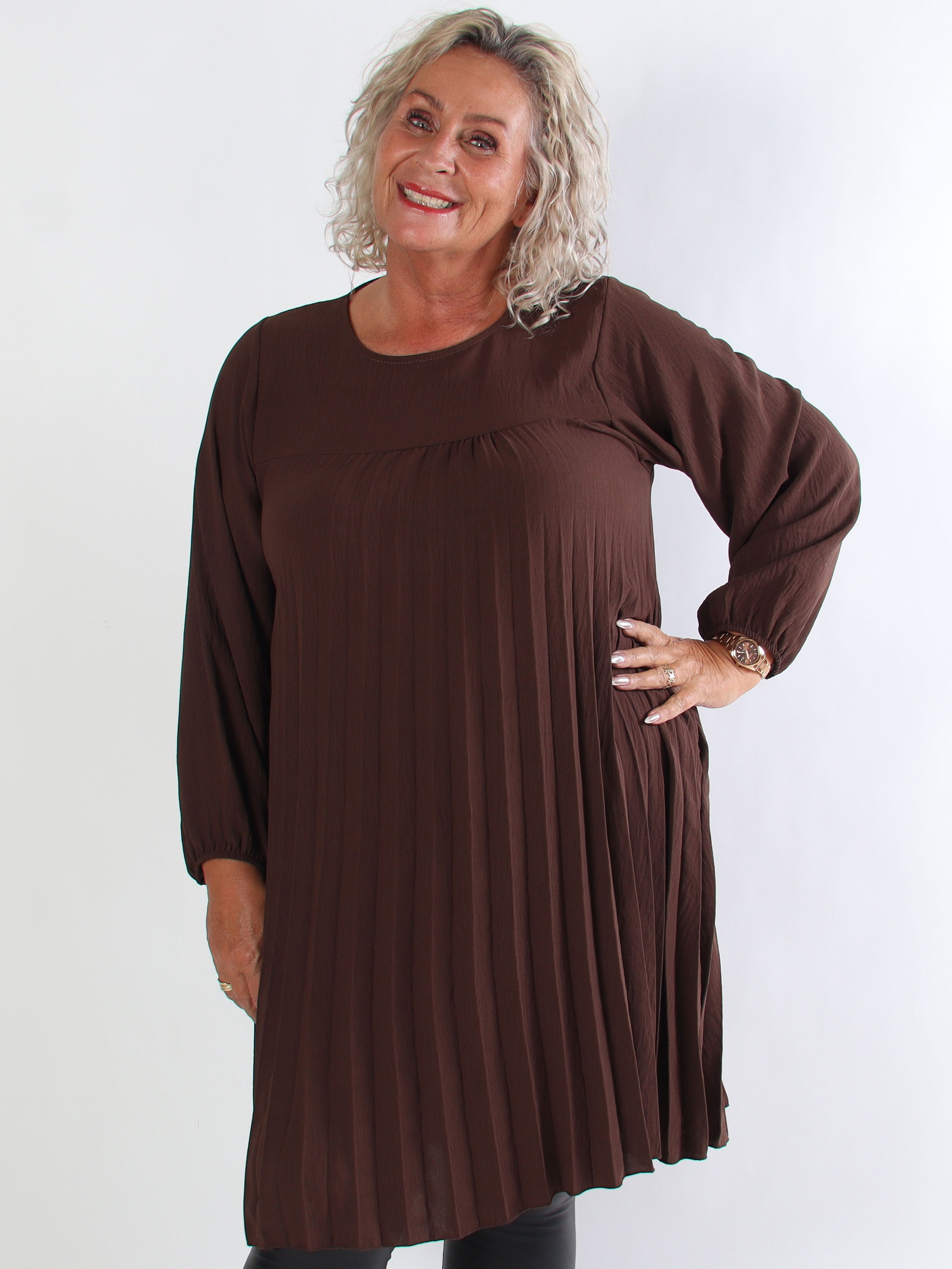 Nancy Short L/S - Plus size kjole med plisseringer og lommer
