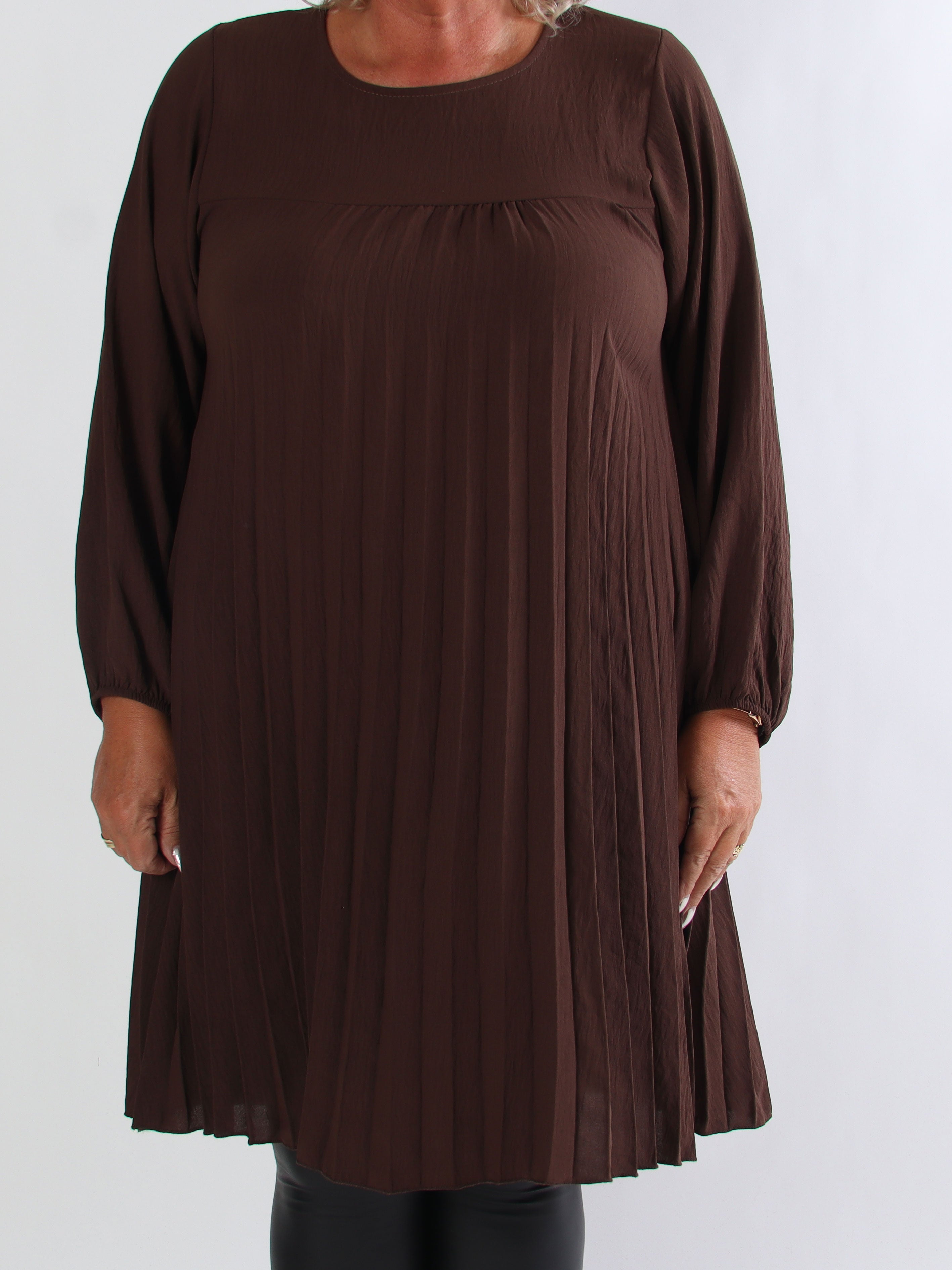 Nancy Short L/S - Plus size kjole med plisseringer og lommer