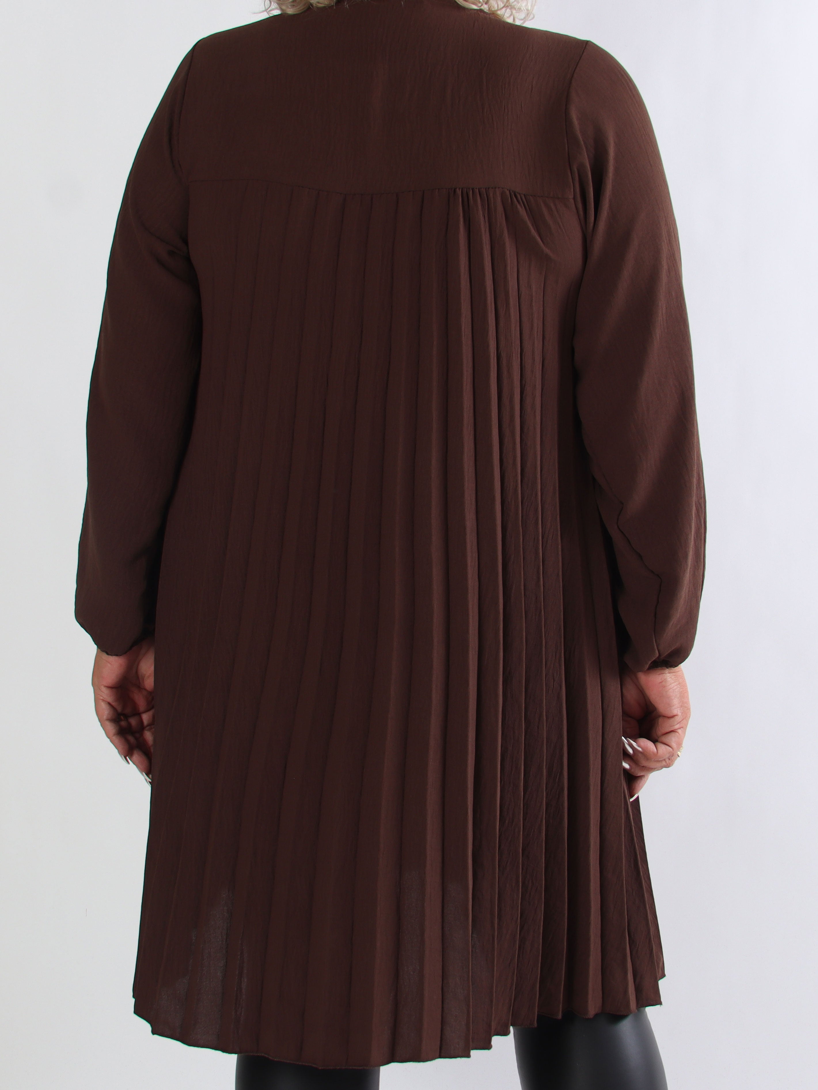 Nancy Short L/S - Plus size kjole med plisseringer og lommer