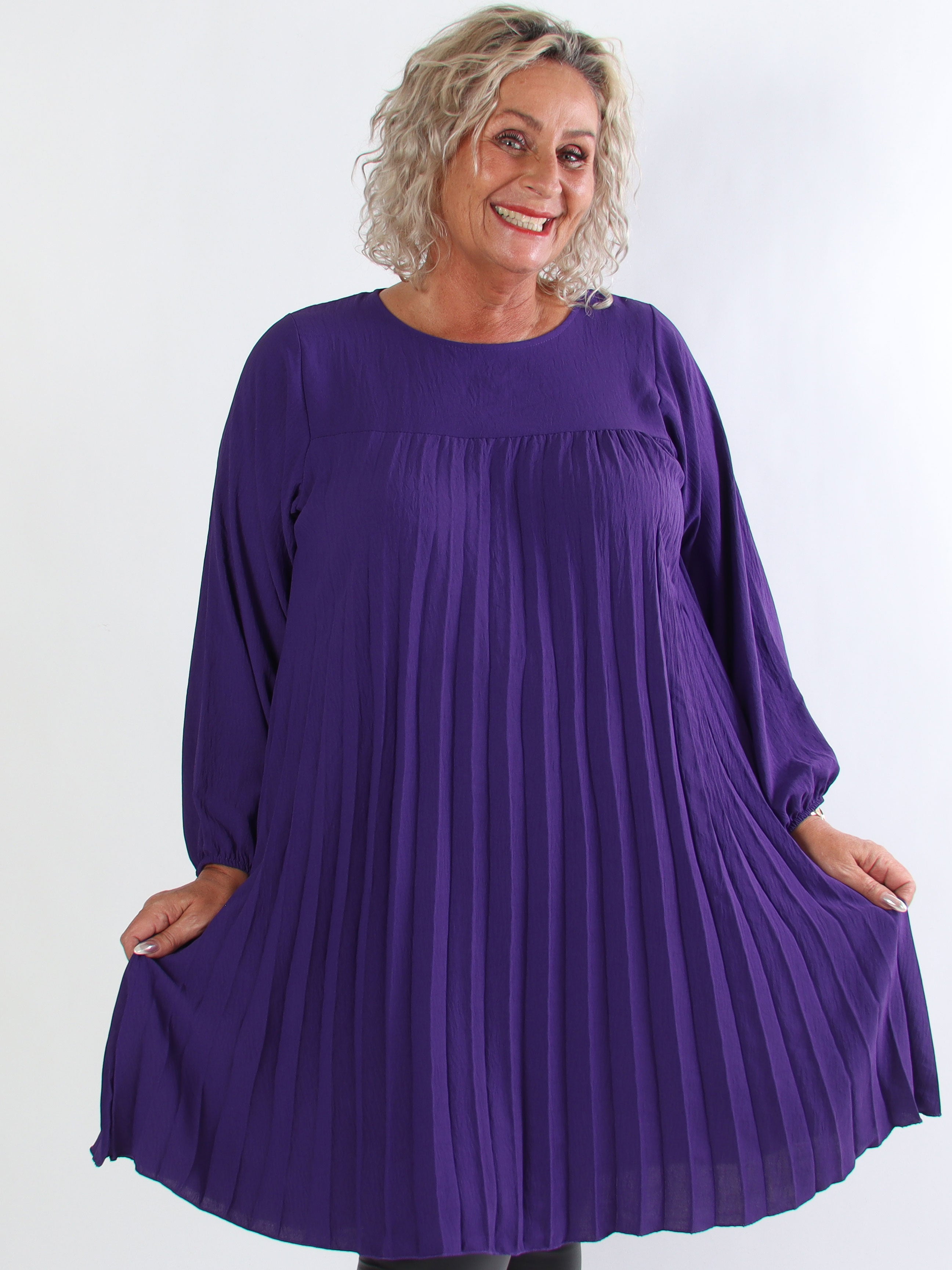 Nancy Short L/S - Plus size kjole med plisseringer og lommer