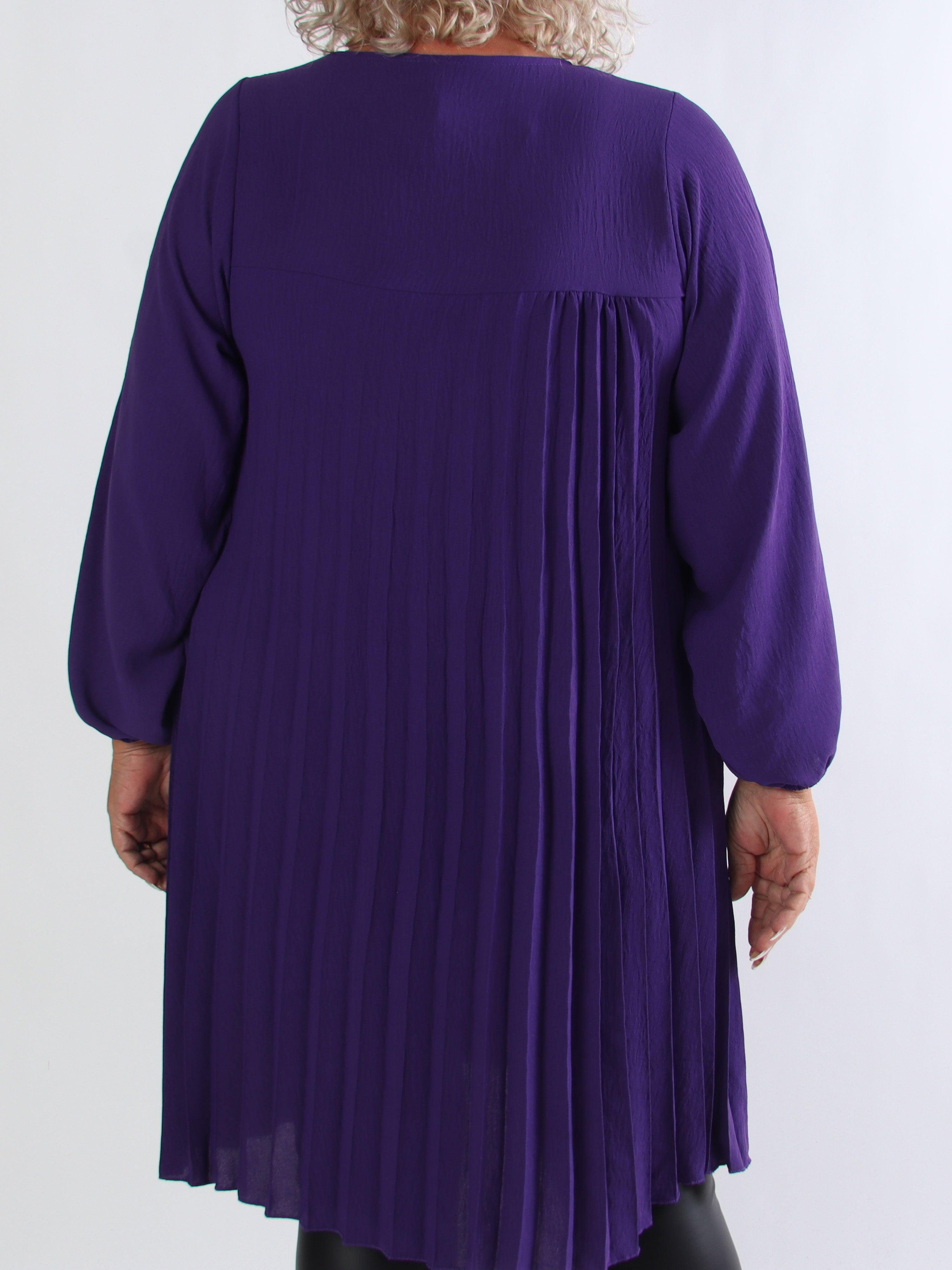 Nancy Short L/S - Plus size kjole med plisseringer og lommer