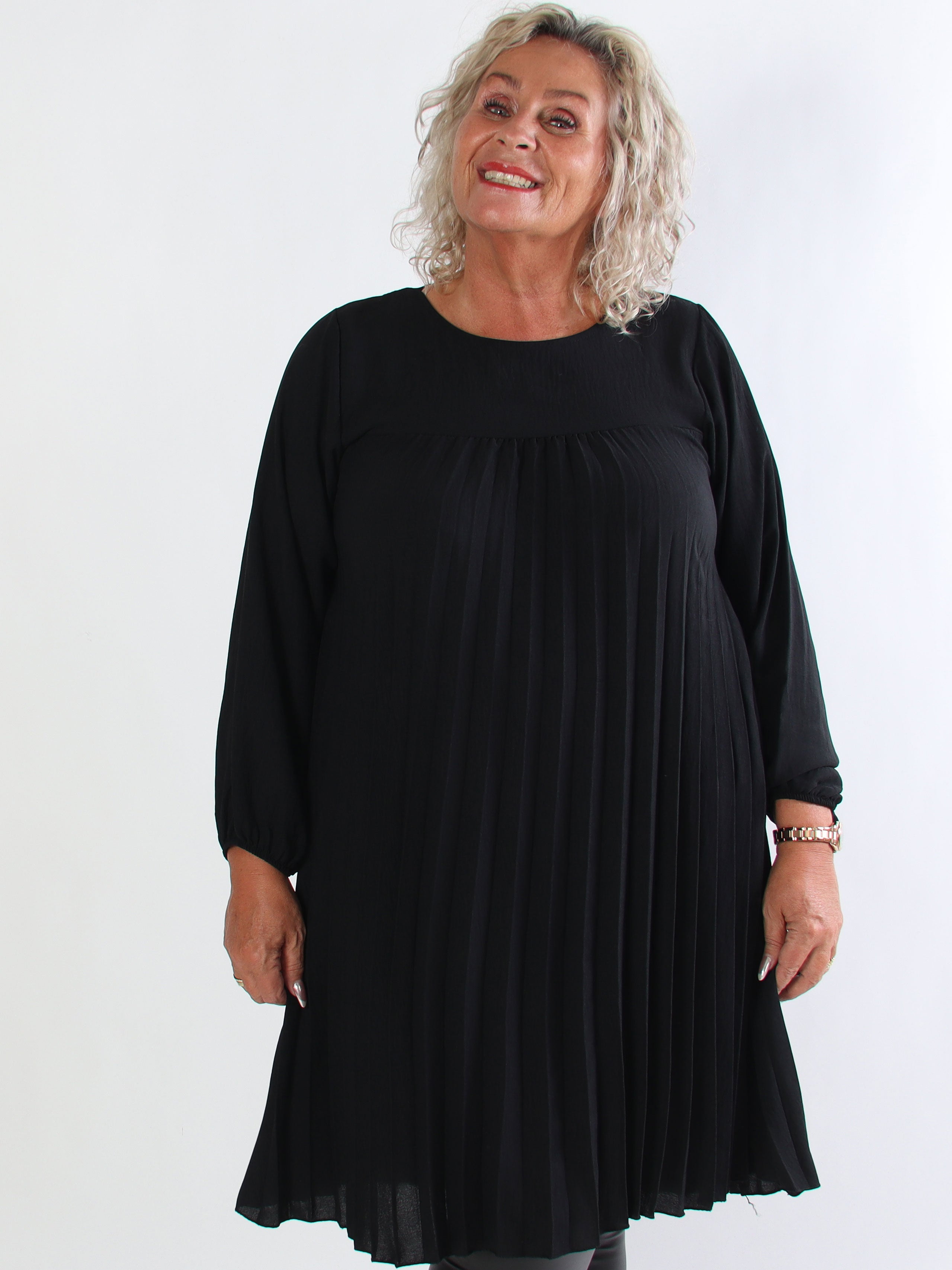 Nancy Short L/S - Plus size kjole med plisseringer og lommer
