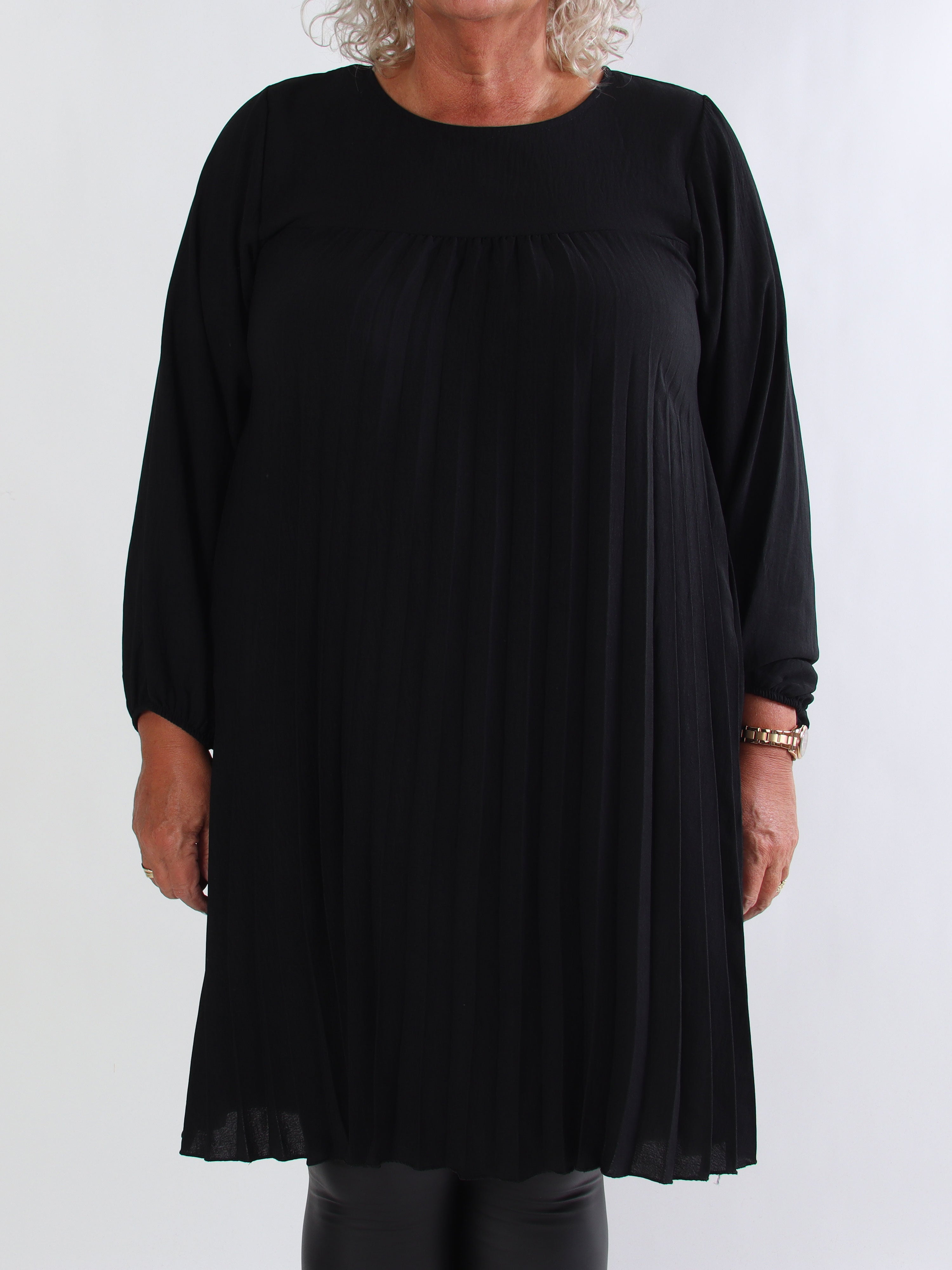 Nancy Short L/S - Plus size kjole med plisseringer og lommer