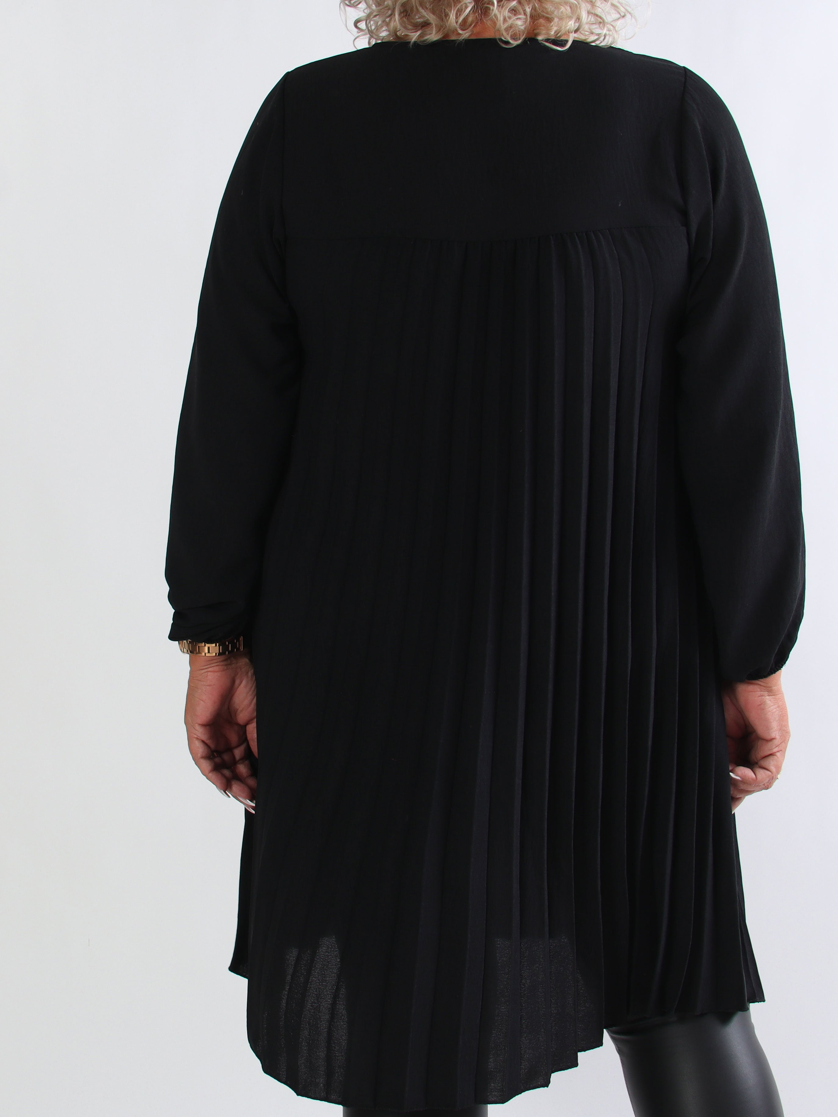 Nancy Short L/S - Plus size kjole med plisseringer og lommer