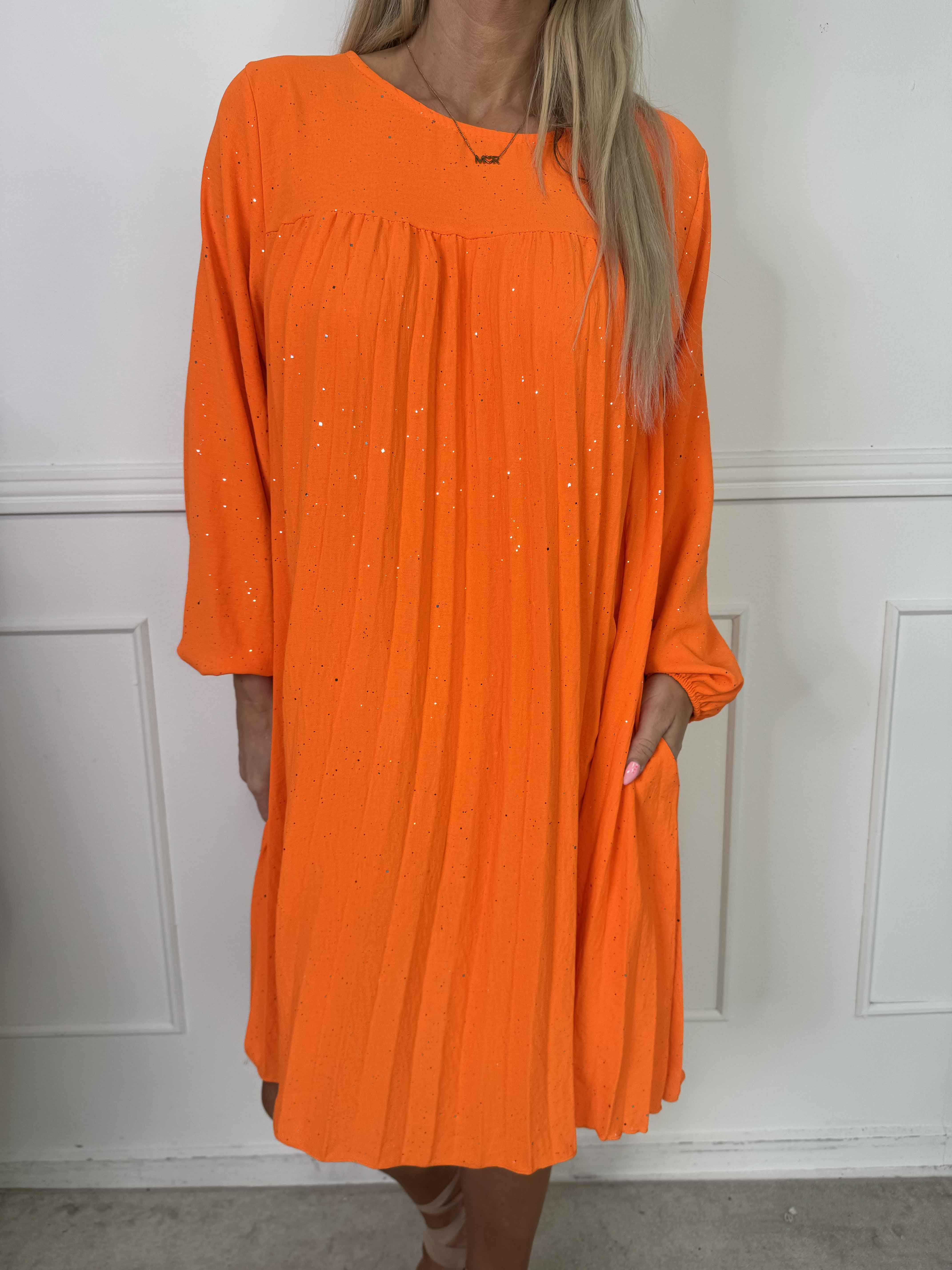 Nancy Glitter Short L/S - Plisseret kjole med lommer og glimmer