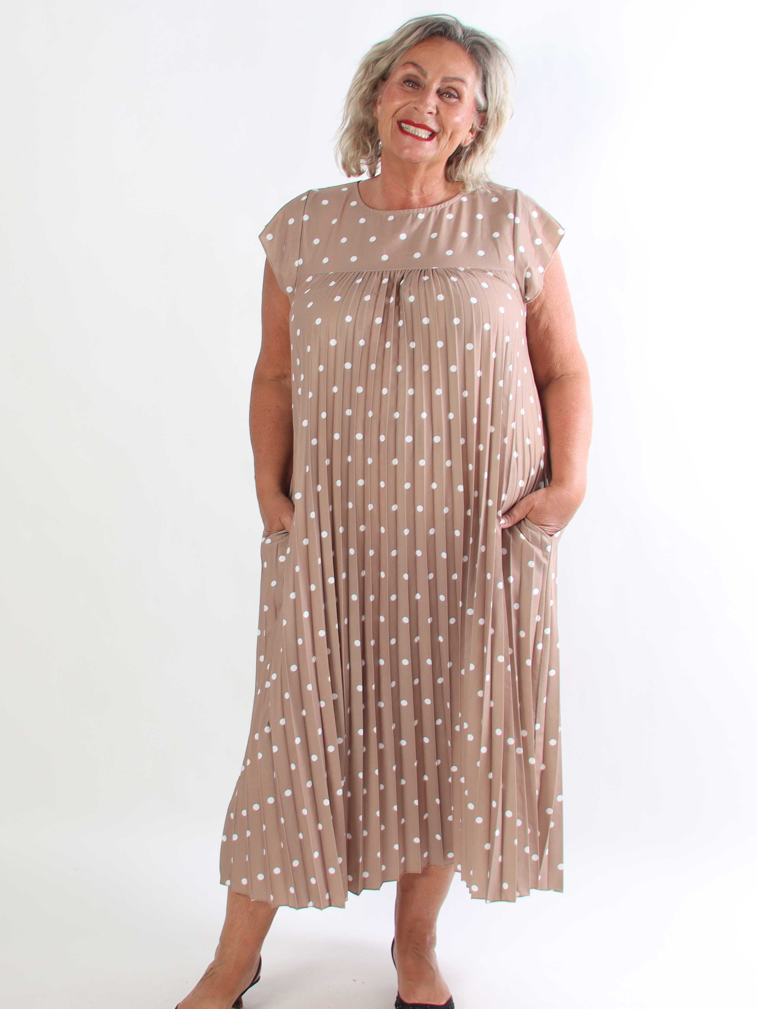 Nancy Dot - Lang plisseret kjole med prikker og lommer