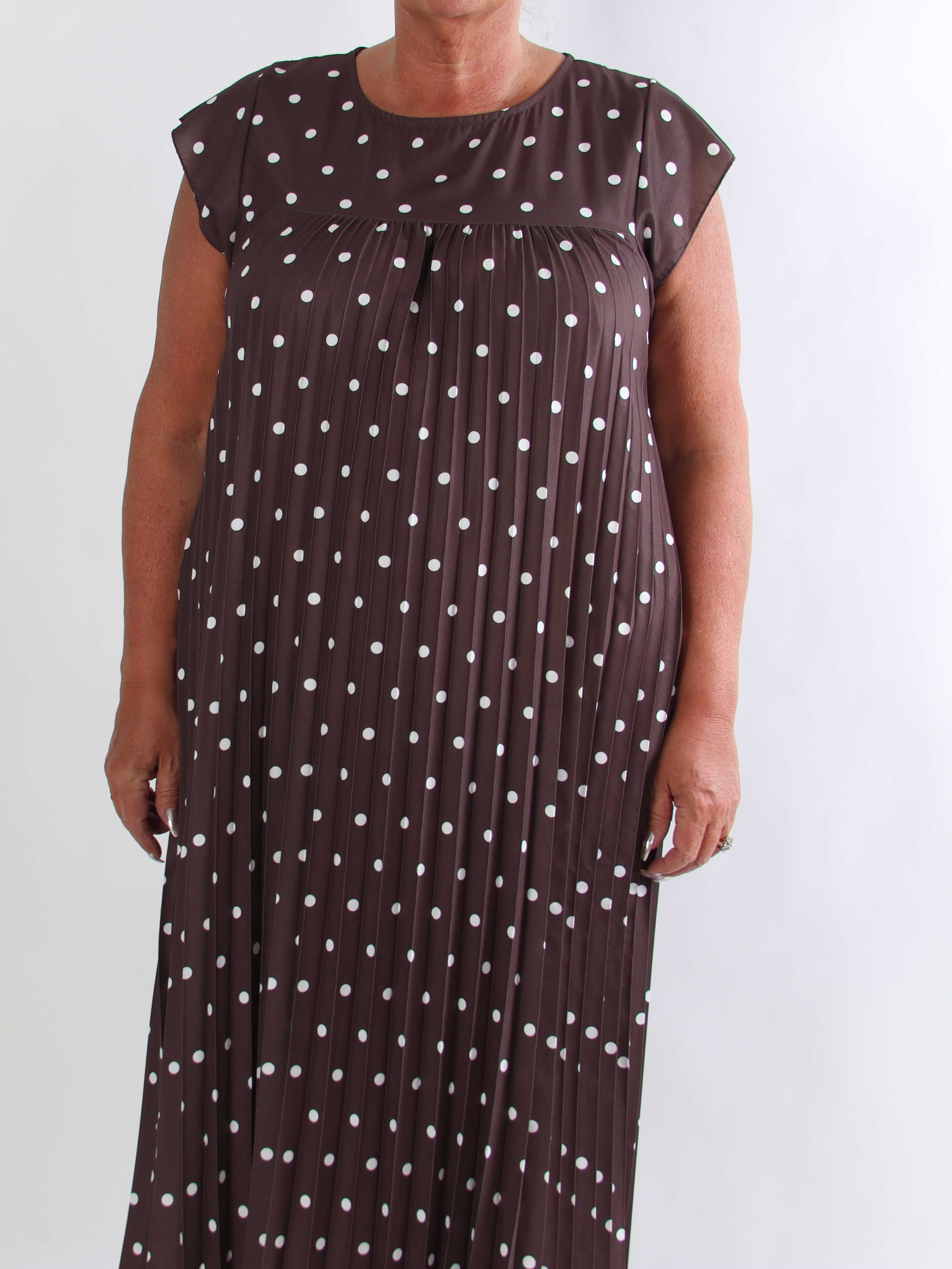 Nancy Dot - Lang plisseret plus size kjole med prikker og lommer