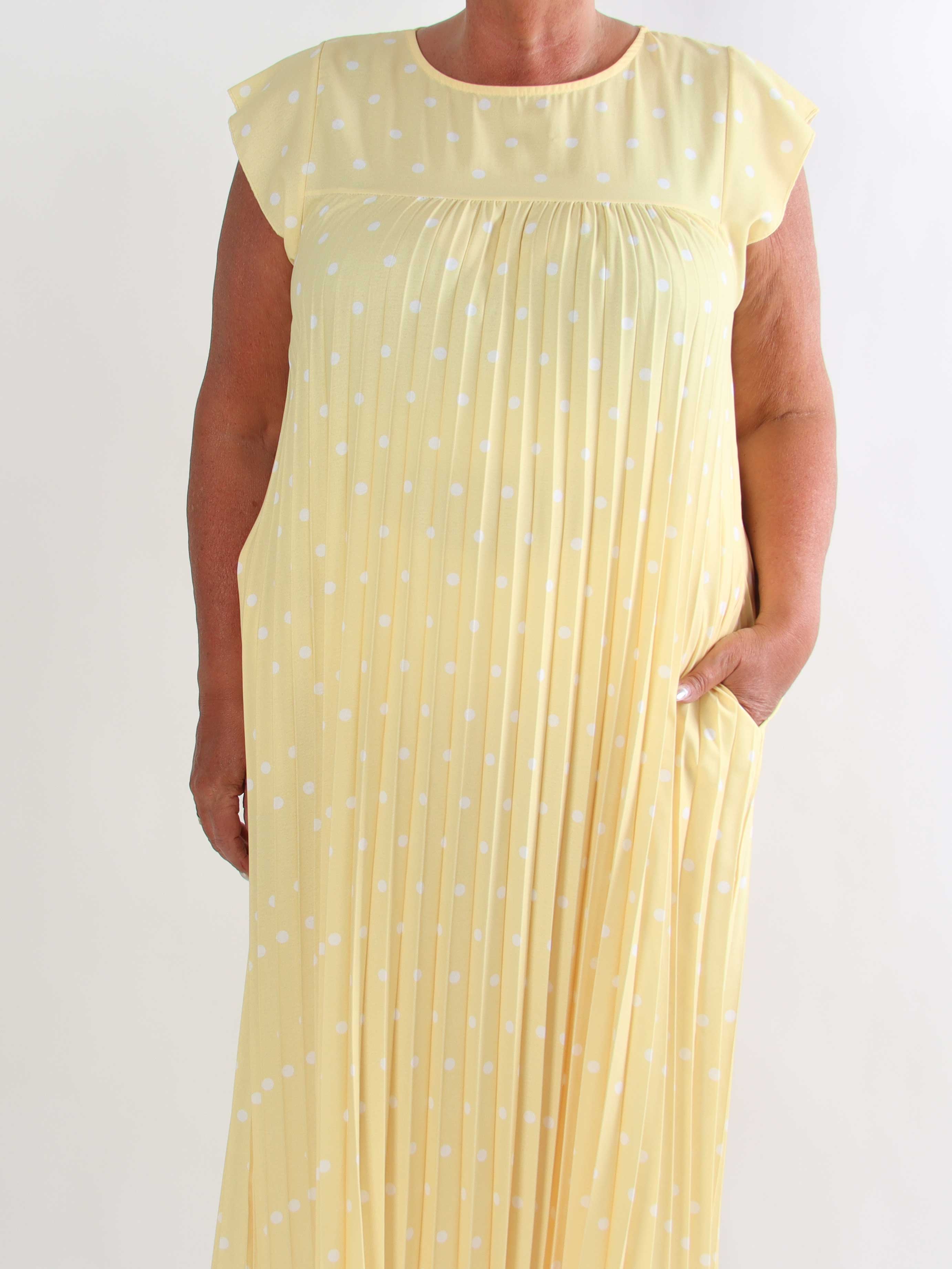 Nancy Dot - Lang plisseret plus size kjole med prikker og lommer