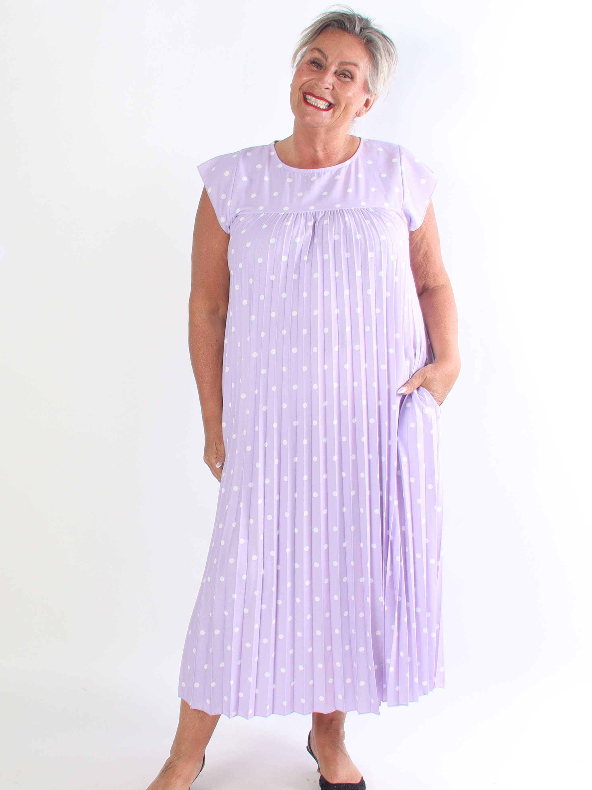Nancy Dot - Lang plisseret plus size kjole med prikker og lommer