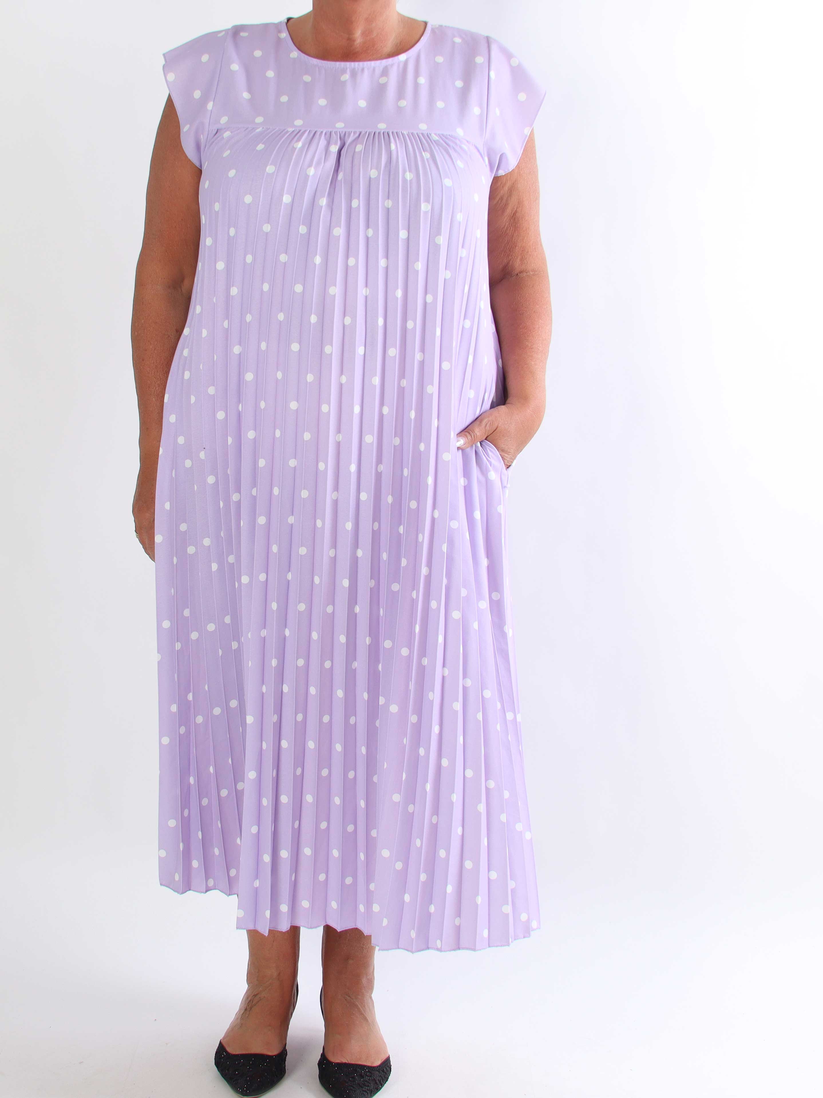 Nancy Dot - Lang plisseret plus size kjole med prikker og lommer