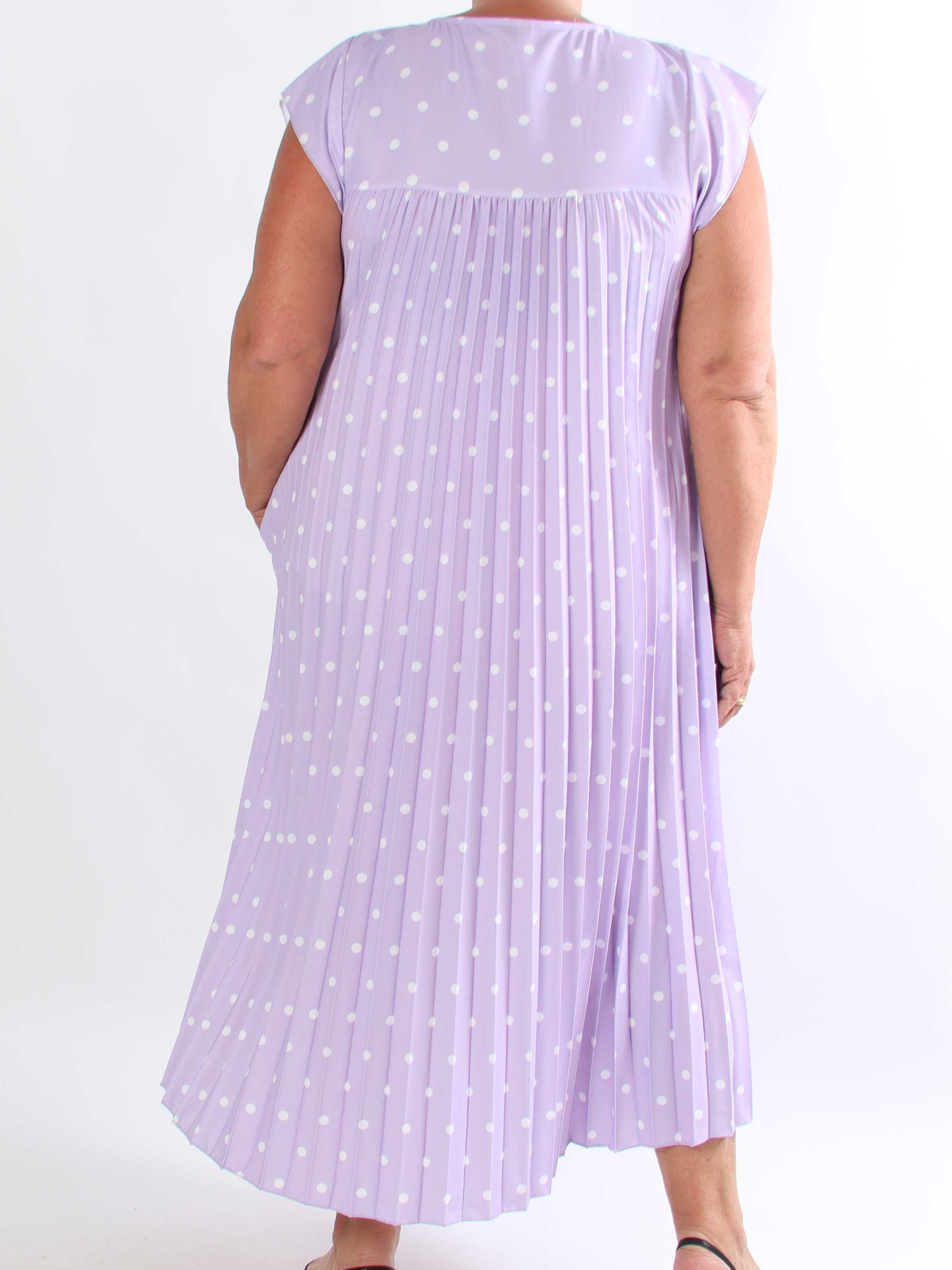 Nancy Dot - Lang plisseret plus size kjole med prikker og lommer
